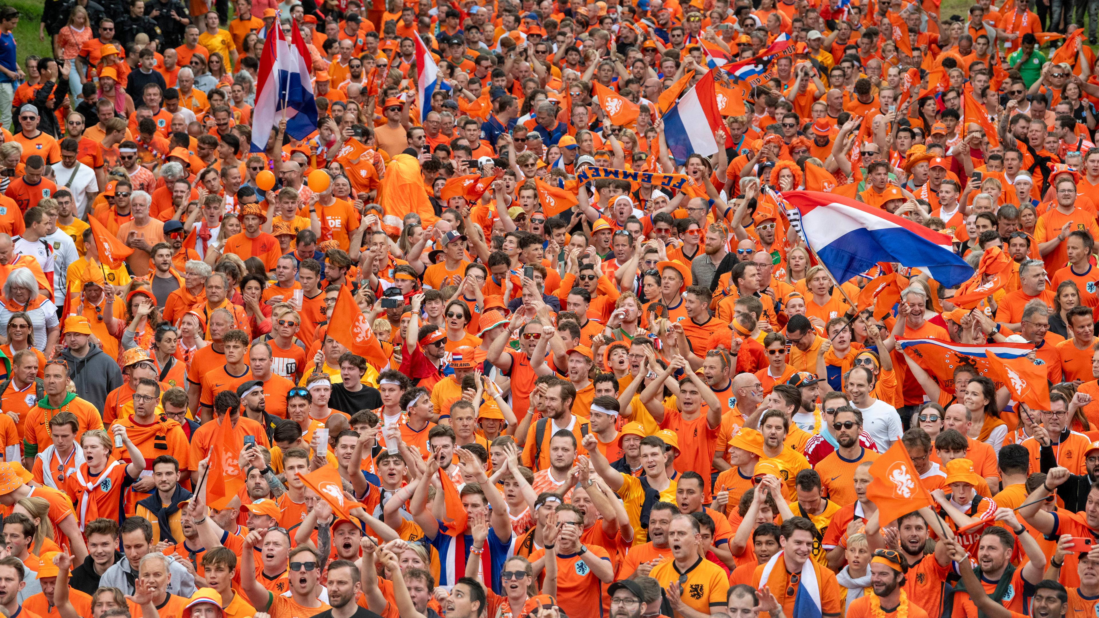  02.07.2024, München: Fans von Holland gehen vor dem Spiel bei einem Fanwalk durch den Olympiapark. 