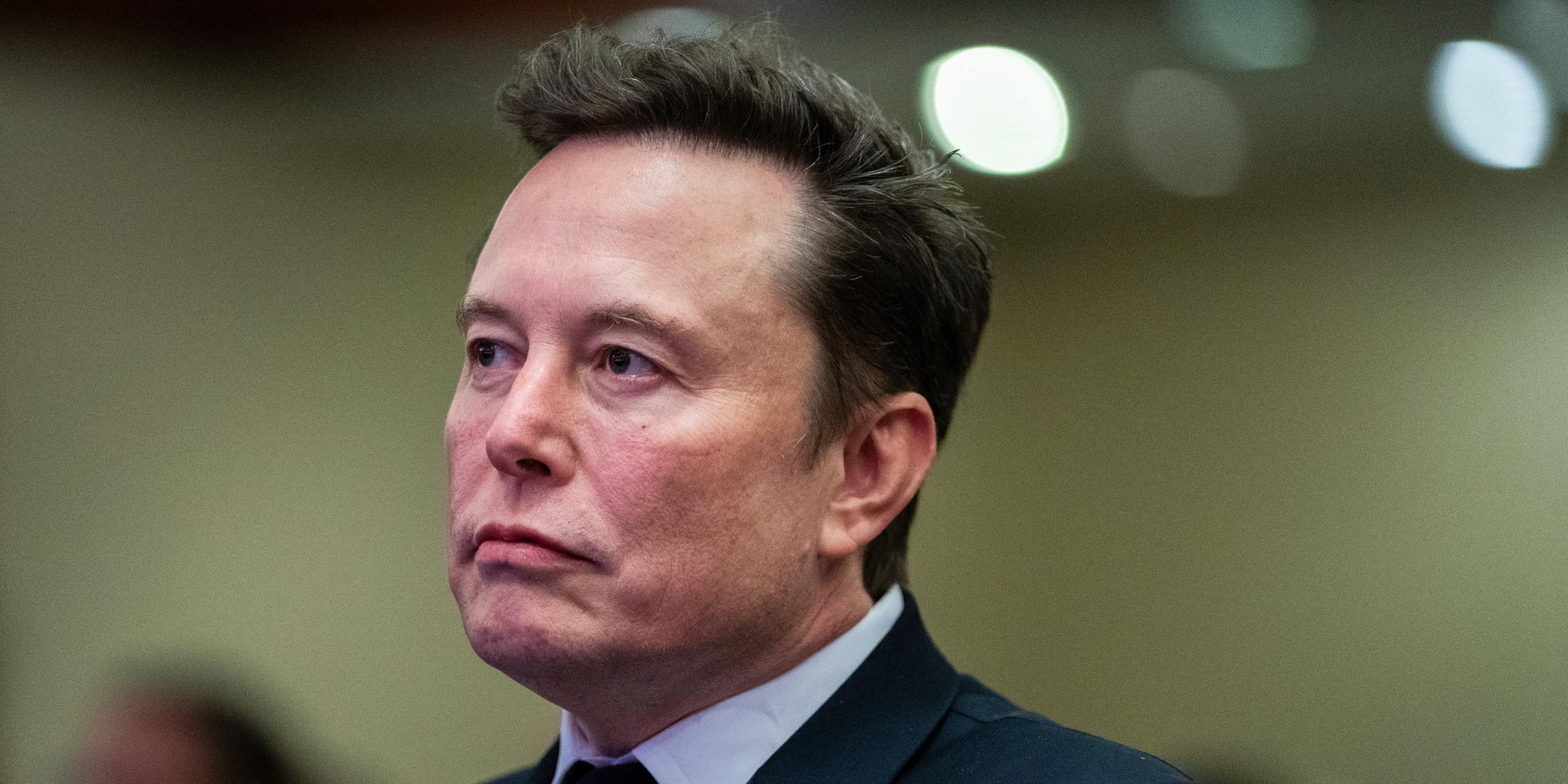 Elon Musk, Tech-Milliardär und Besitzer von «Tesla» und «X», hört zu, während der designierte US-Präsident Trump während eines Treffens mit dem Kongresskomitee der Republikaner spricht.