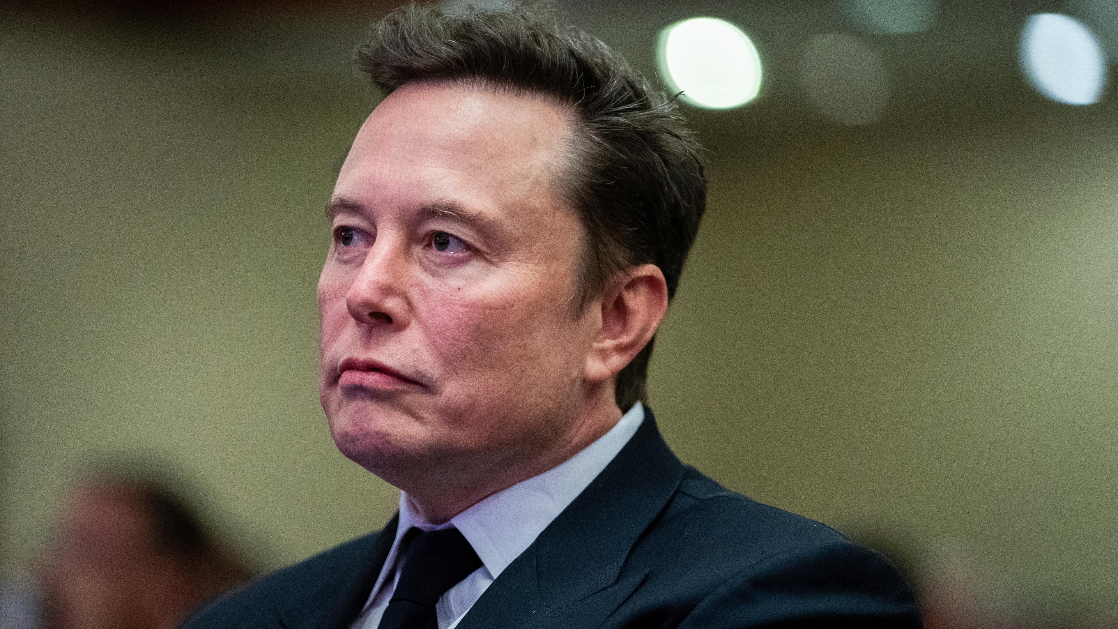 Elon Musk, Tech-Milliardär und Besitzer von «Tesla» und «X», hört zu, während der designierte US-Präsident Trump während eines Treffens mit dem Kongresskomitee der Republikaner spricht.