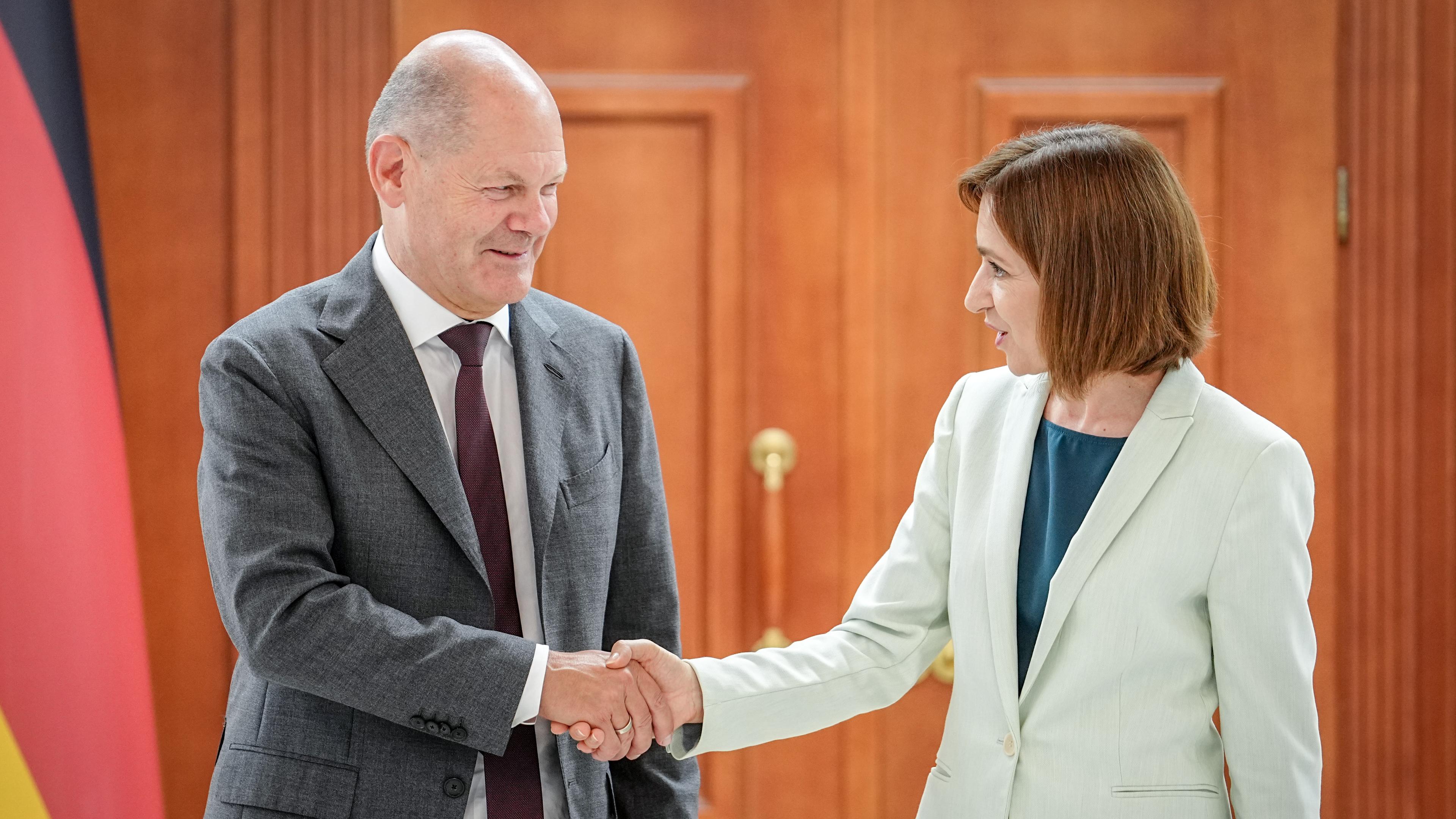 21.08.2024, Moldau, Chisinau: Bundeskanzler Olaf Scholz (SPD) und Maia Sandu, Präsidentin der Republik Moldau verabschieden sich nach der gemeinsamen Pressekonferenz.