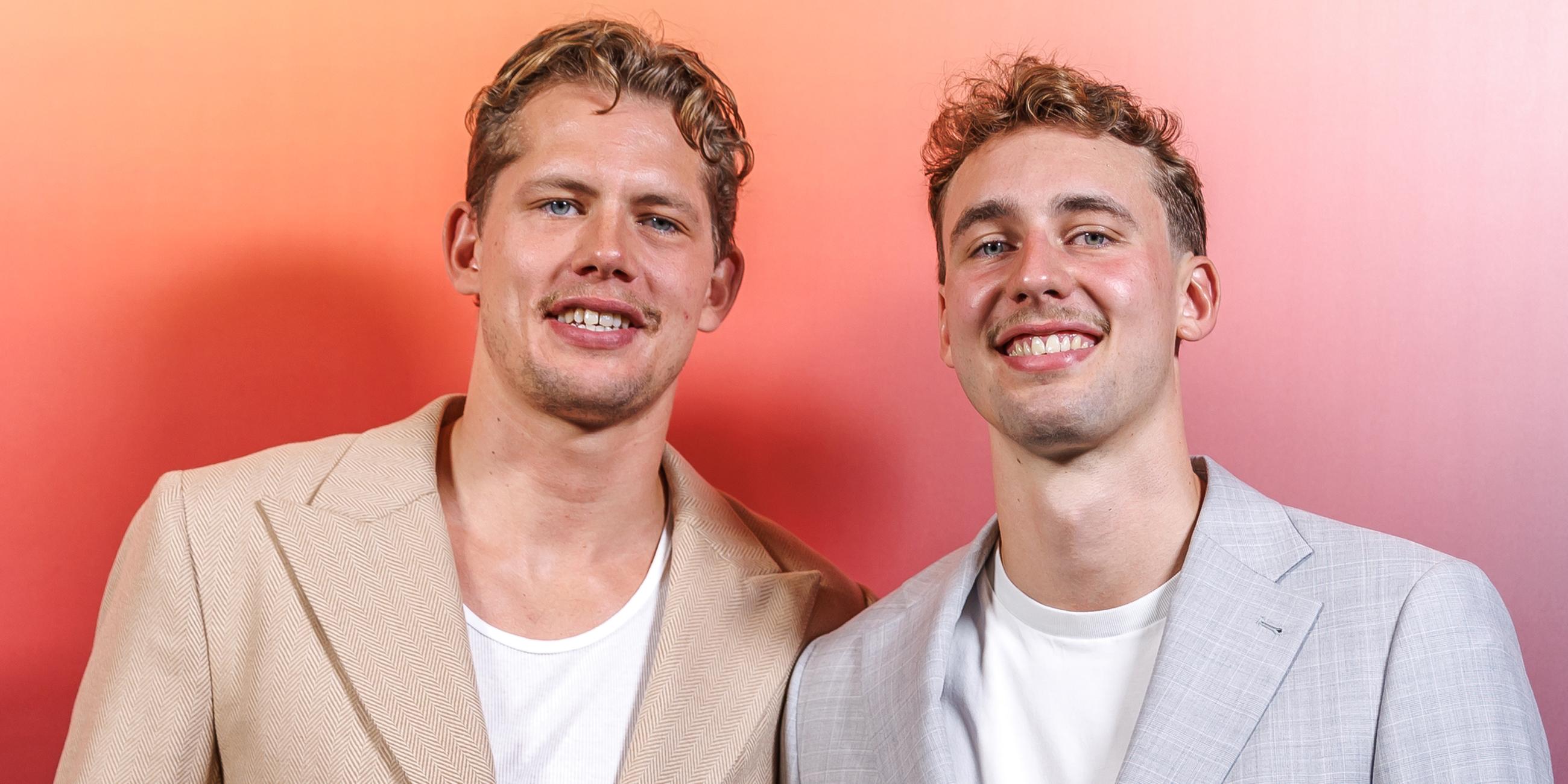 23.09.2024, Berlin: Basketball: Die Basketballprofis und Brüder Moritz (l) und Franz Wagner stehen bei einem Fototermin vor der Preview zum Teil 1 der ZDF-Doku "THE WAGNER BROTHERS: Zwei Brüder, ein Traum" im Colosseum Filmtheater Berlin.