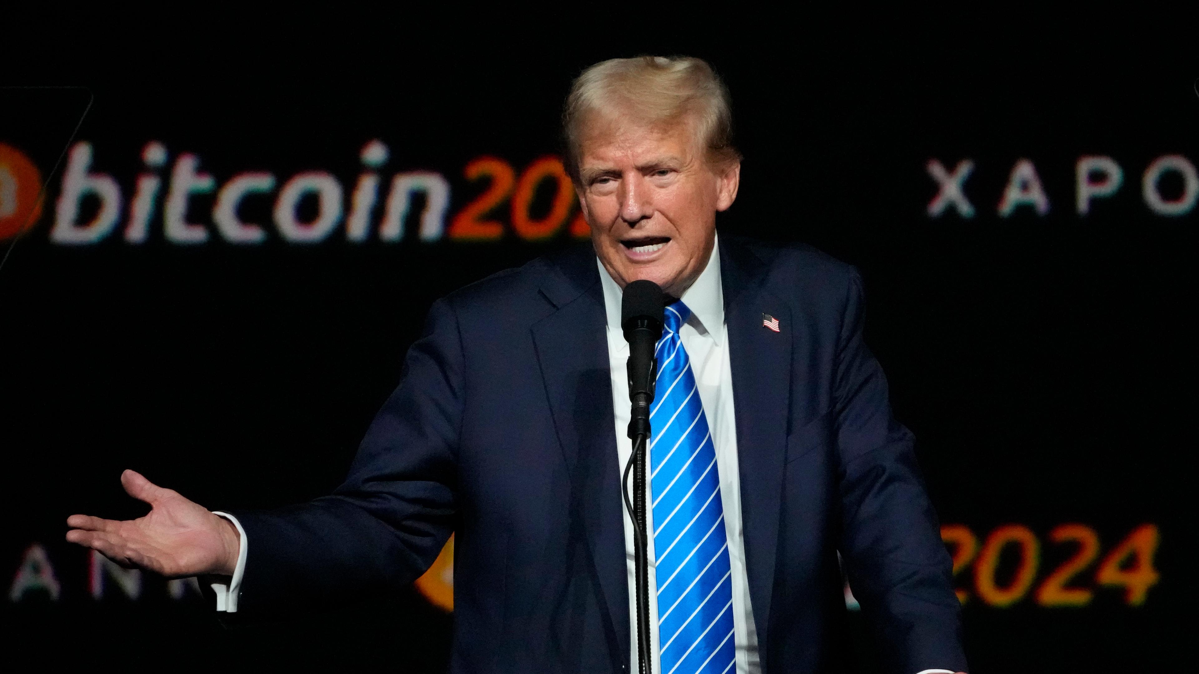 Der damalige republikanische US-Präsidentschaftskandidat und ehemalige US-Präsident Donald Trump spricht auf der Bitcoin 2024 Konferenz in Nashville, Tennessee.