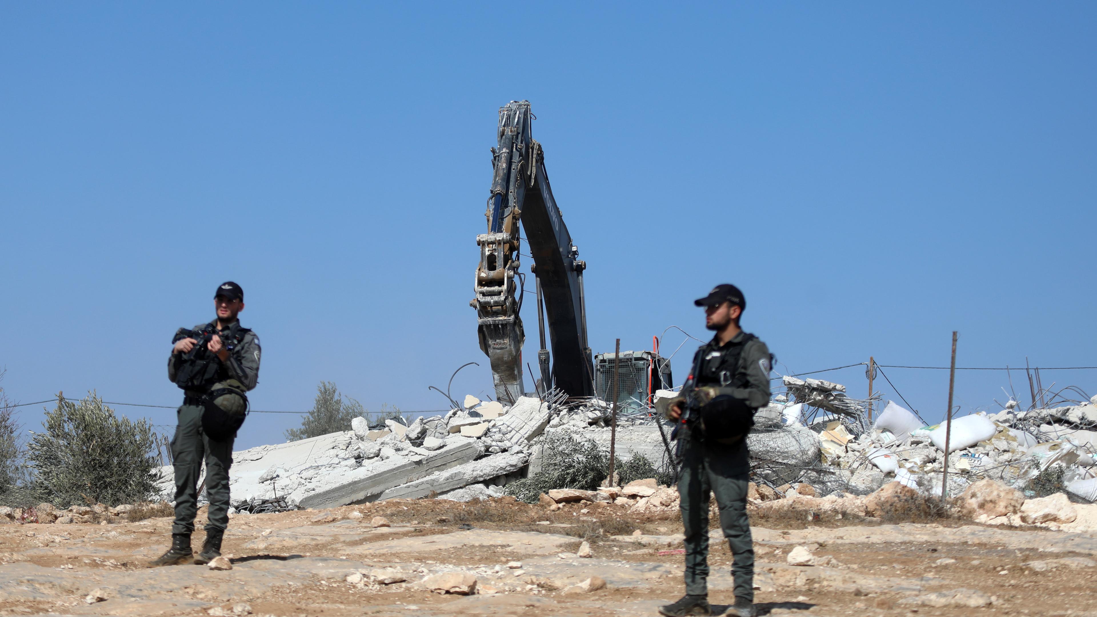 Palästinensische Gebiete, Yatta: Bulldozer zerstören unter Aufsicht der Israelische Armee zwei Häuser im Ort Yatta, südlich von Hebron.