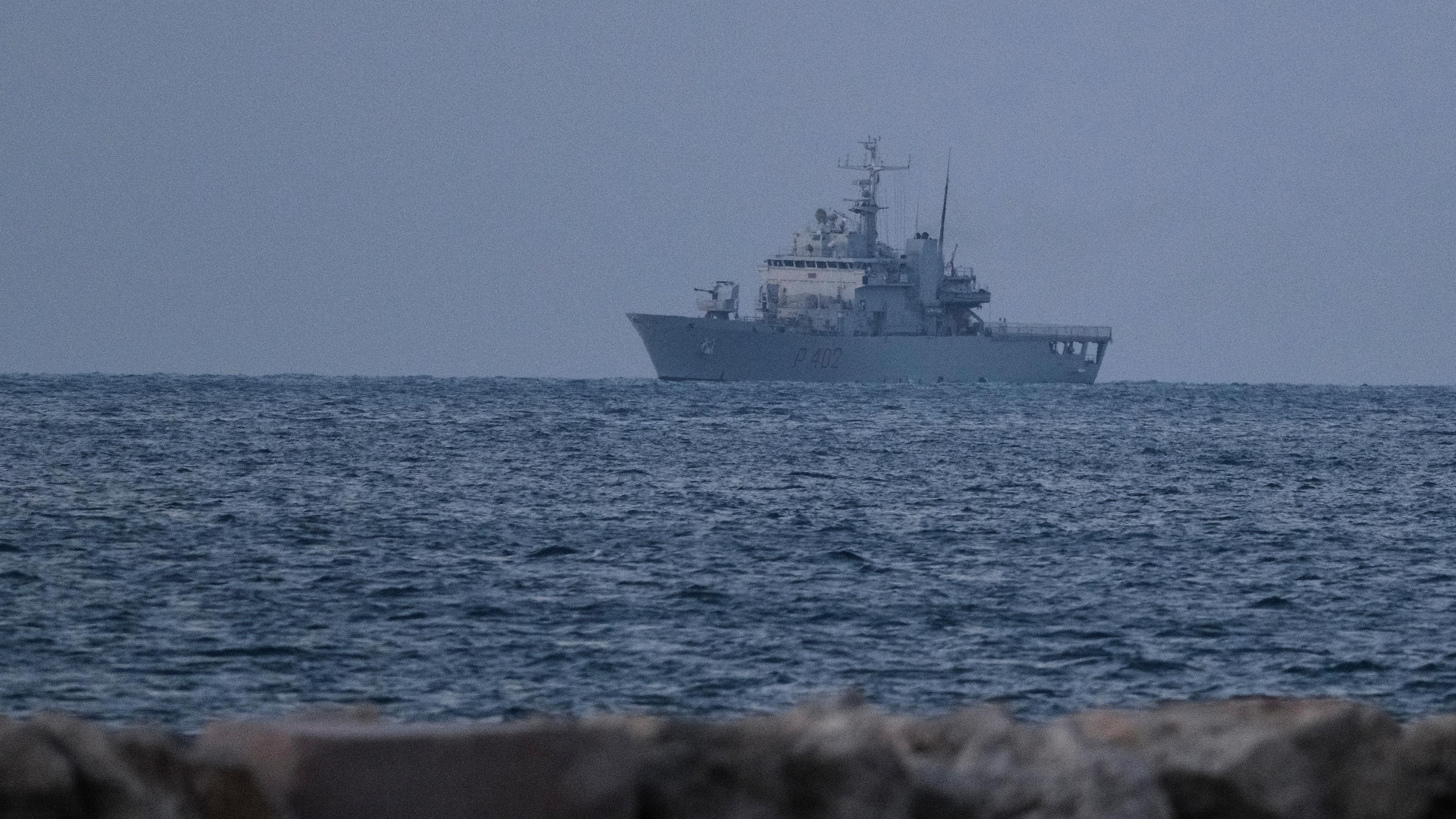 16.10.2024, Albanien, Shengjin: Ein italienisches Marineschiff nähert sich dem Hafen von Shengjin im Nordwesten Albaniens mit der ersten Gruppe von Migranten, die in internationalen Gewässern abgefangen wurden und deren Asylanträge im Rahmen eines Fünfjahresabkommens zwischen den beiden Ländern in Albanien statt in Italien bearbeitet werden. 