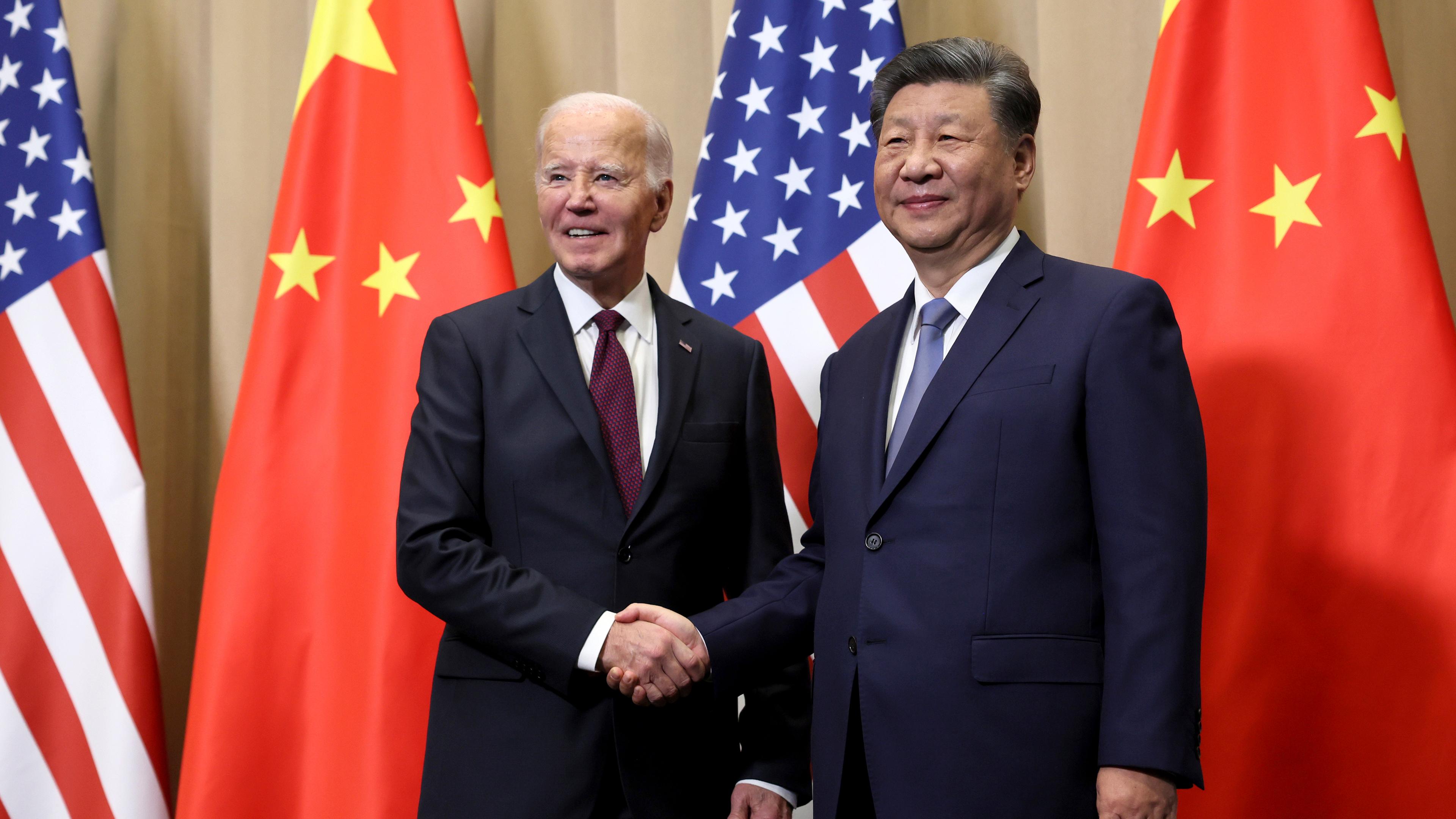 US-Präsident Joe Biden (l) schüttelt dem chinesischen Präsidenten Xi Jinping vor einem bilateralen Treffen die Hand. Das Treffen fand am Rande eines Apec-Gipfels statt.