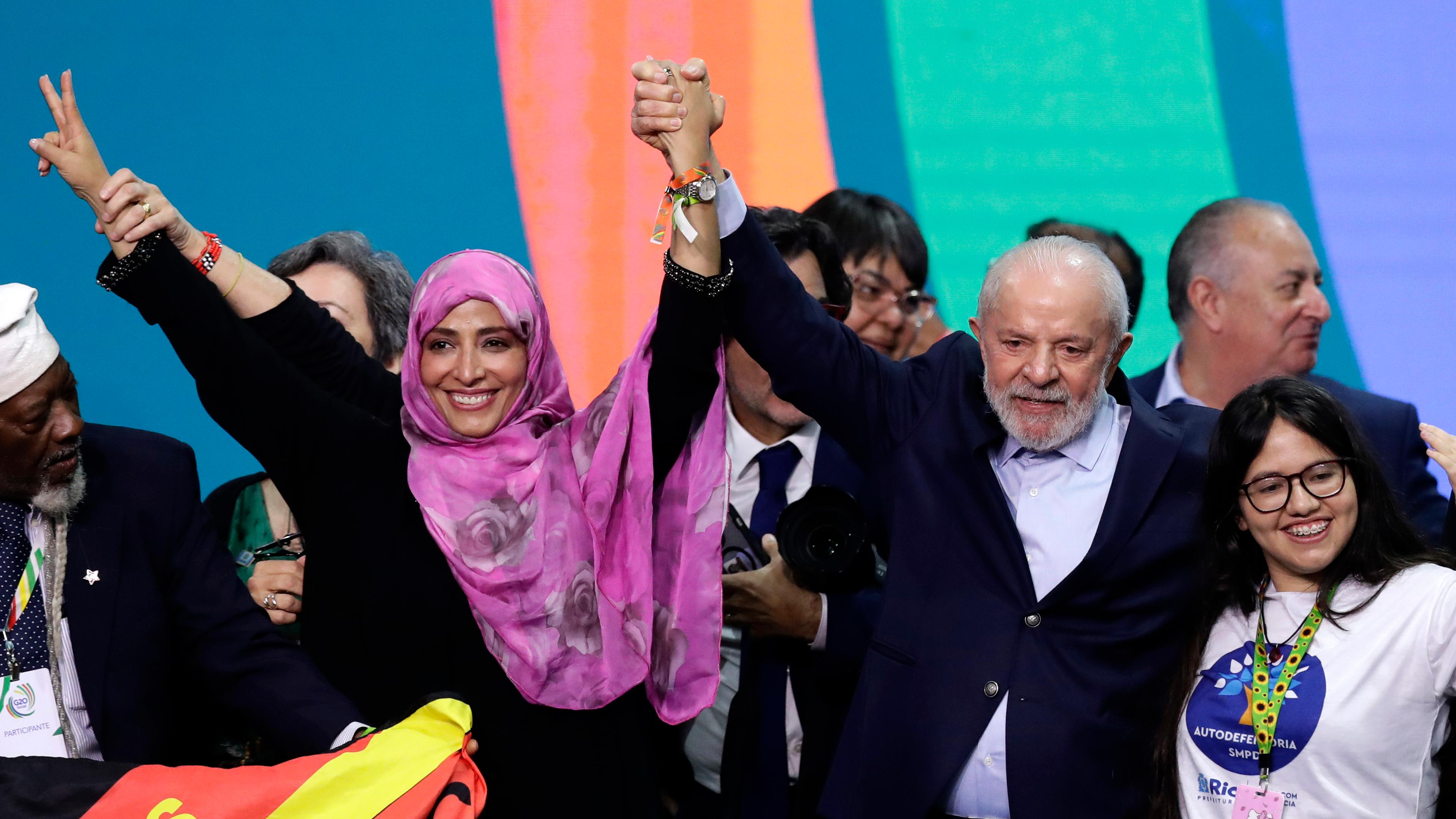 Brasiliens Präsident Luiz Inacio Lula da Silva (M-l) und Tawakkul Karman, Friedensnobelpreisträgerin 2011, heben am Ende der Abschlusszeremonie des ersten G20-Sozialgipfels gemeinsam die Arme