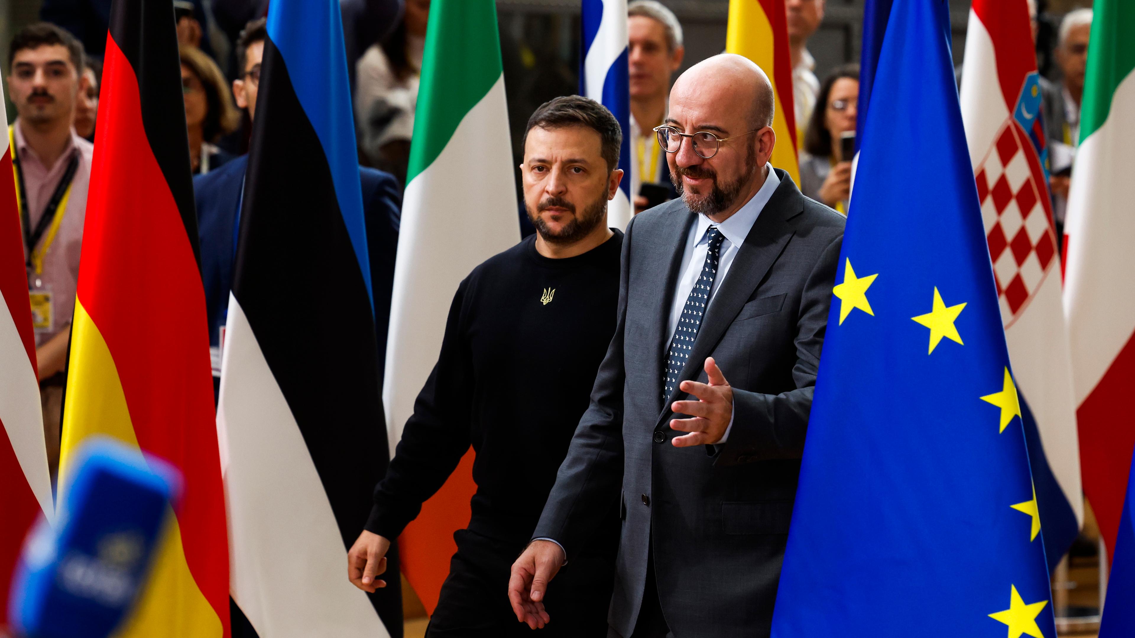 Wolodymyr Selenskyj (l), Präsident der Ukraine, und Charles Michel, Präsident des Europäischen Rates, treffen ein zu einem EU-Gipfel in Brüssel am 17.10.2024