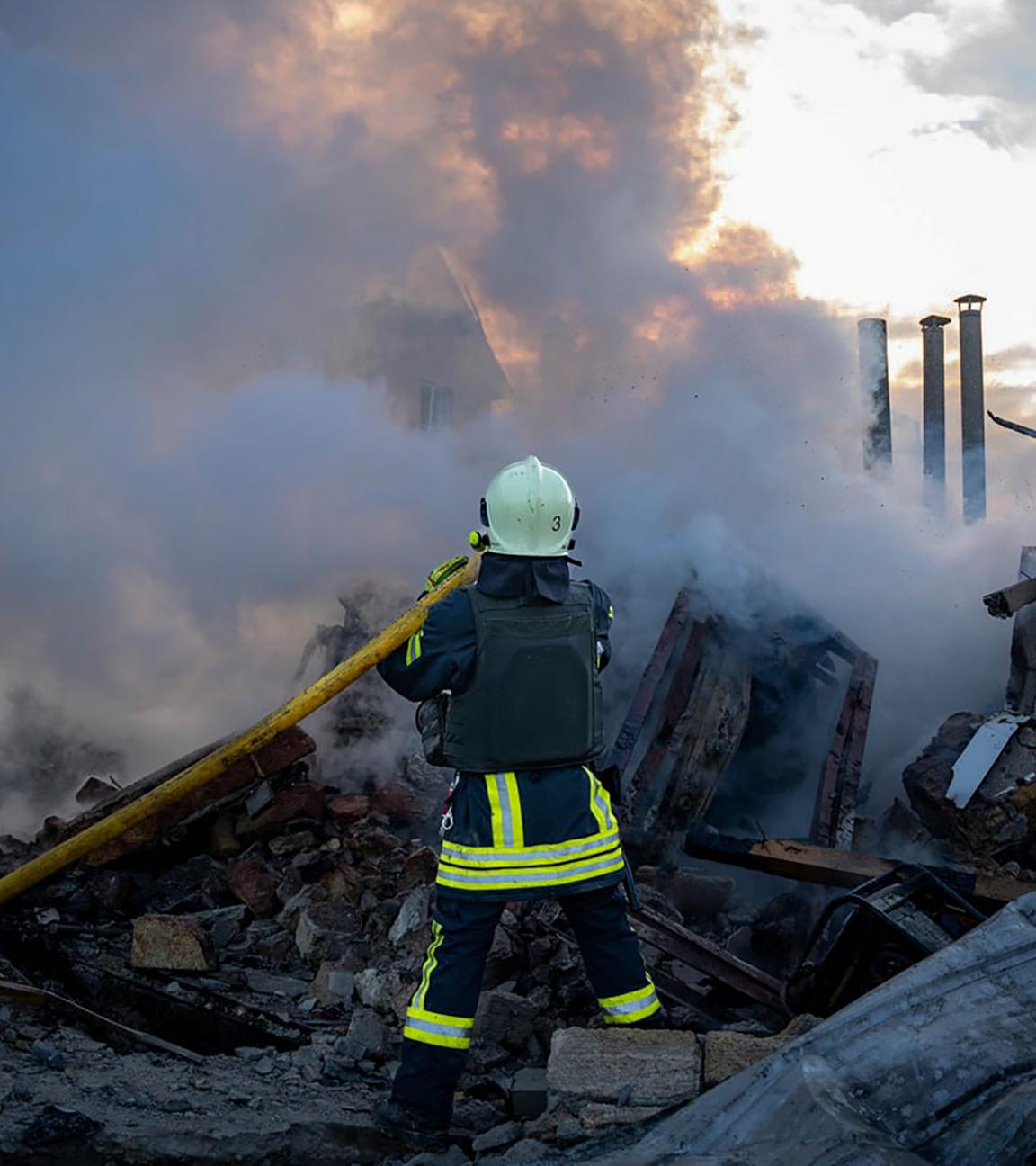 Auf diesem vom ukrainischen Notdienst zur Verfügung gestellten Foto löschen Feuerwehrleute das Feuer nach einem russischen Raketenangriff in der Region Odessa. Angaben der ukrainischen Luftwaffe zufolge sind Dutzende Marschflugkörper und ballistische Raketen unter anderem von strategischen Bombern auf Ziele im ganzen Land abgefeuert worden.