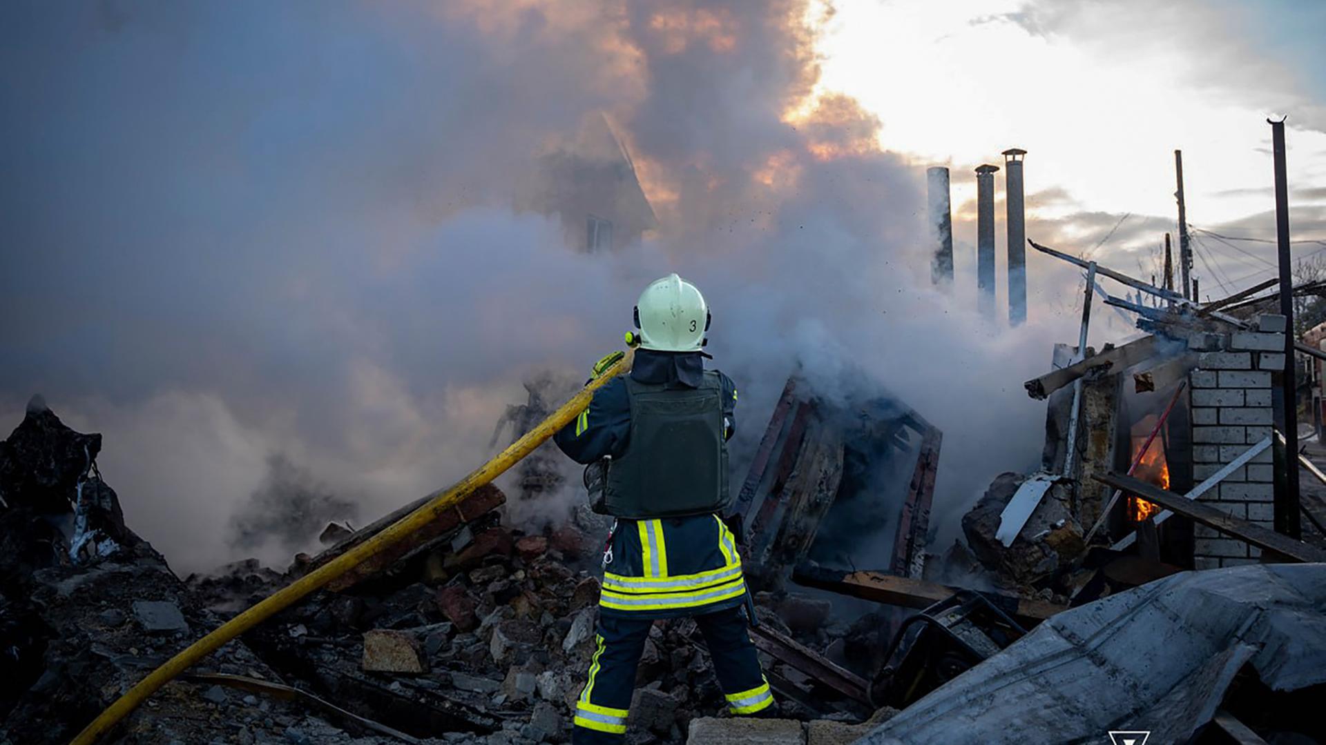 Auf diesem vom ukrainischen Notdienst zur Verfügung gestellten Foto löschen Feuerwehrleute das Feuer nach einem russischen Raketenangriff in der Region Odessa. Angaben der ukrainischen Luftwaffe zufolge sind Dutzende Marschflugkörper und ballistische Raketen unter anderem von strategischen Bombern auf Ziele im ganzen Land abgefeuert worden.