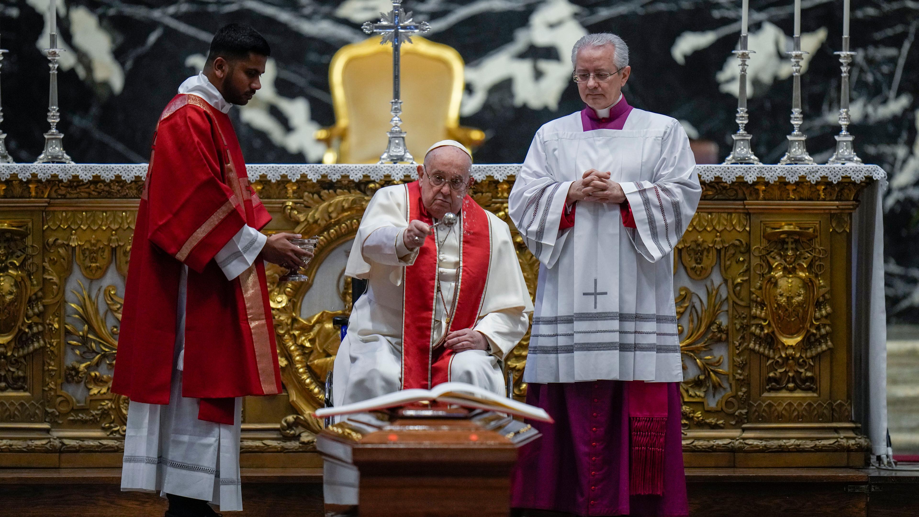 18.03.2024, Vatikan, Vatikanstadt: Papst Franziskus segnet den Sarg während der Begräbnismesse für den verstorbenen Kardinal Paul Josef Cordes in der Basilika St. Peter.