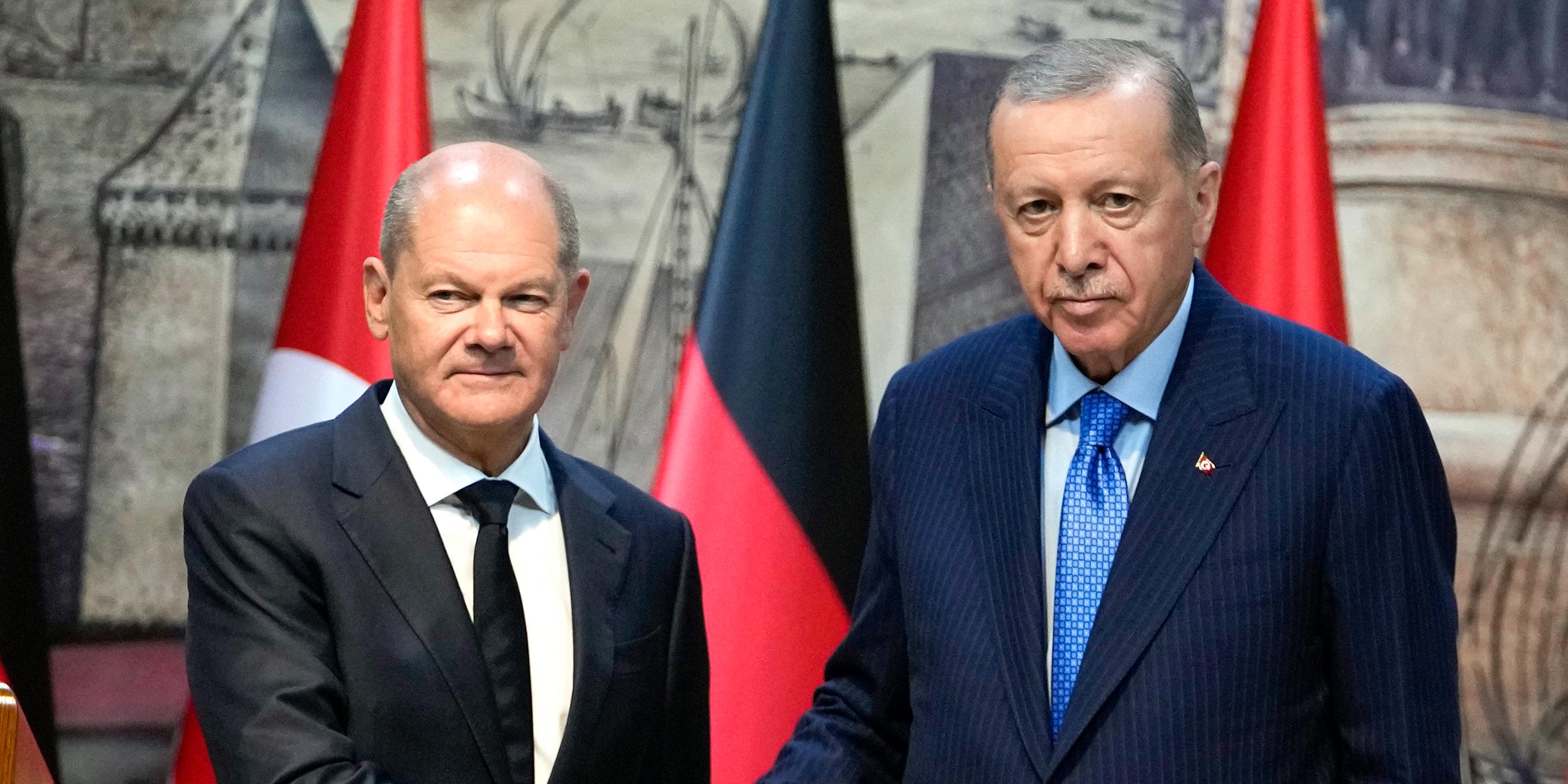  Bundeskanzler Olaf Scholz (l) und Recep Tayyip Erdogan, Präsident der Türkei, geben sich nach einer Pressekonferenz die Hand.