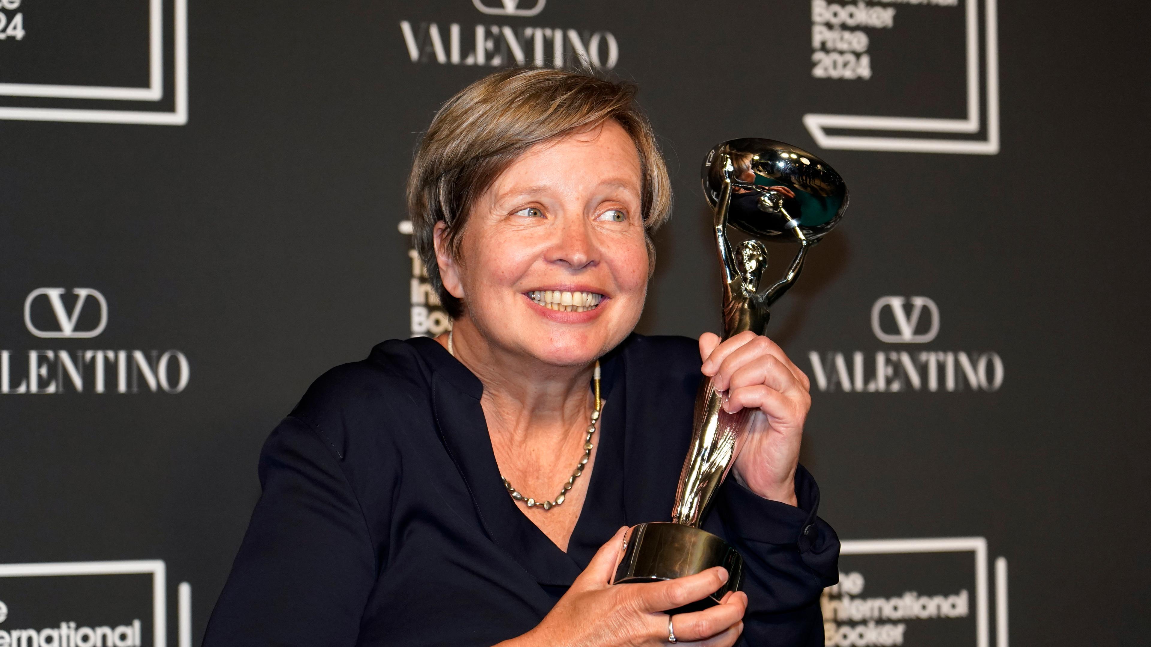 21.05.2024, Großbritannien, London: Jenny Erpenbeck, Autorin von "Kairos", hält die Trophäe nach dem Gewinn des International Booker Prize in London. 
