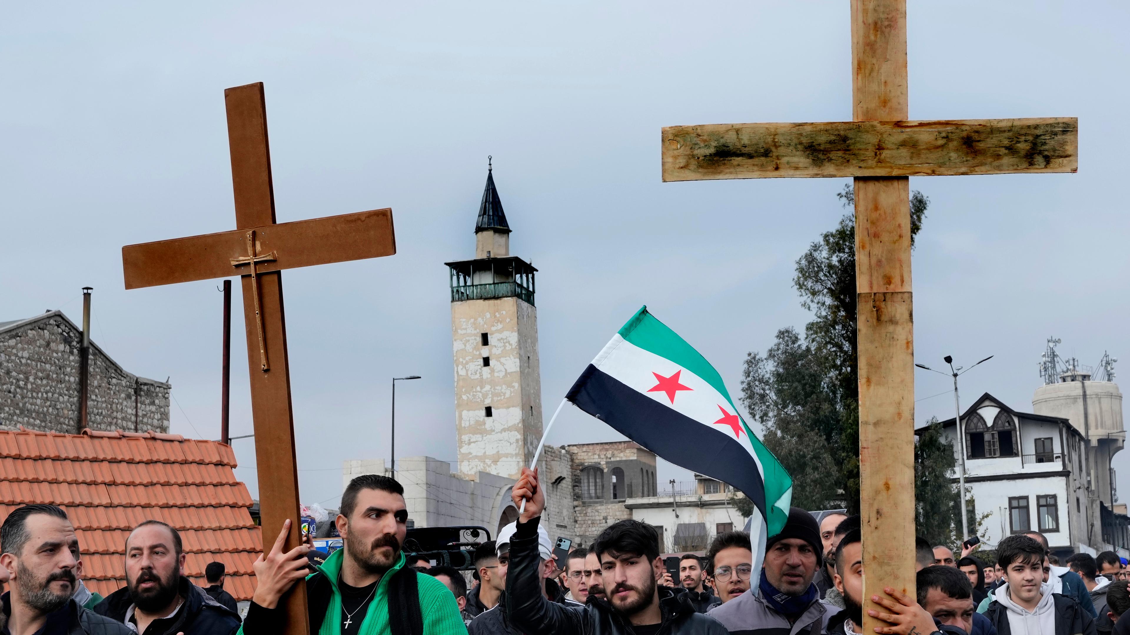 Konflikt in Syrien - Protest nach Christbaum-Brand in Hama