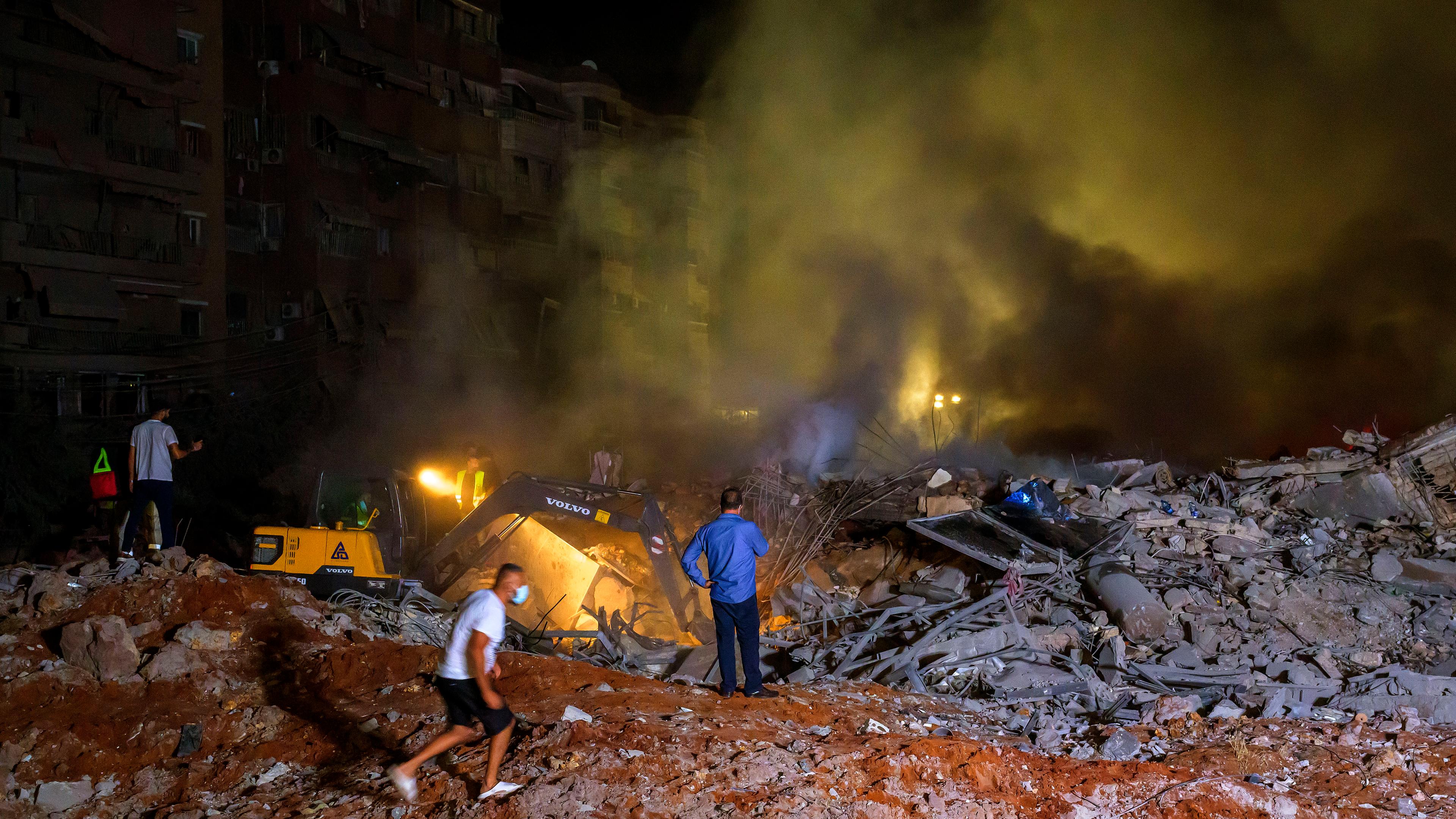 Libanon, Beirut: Rettungskräfte versammeln sich nach einem israelischen Luftangriffs, auf das Hauptquartier der pro-iranischen Hisbollah, in den südlichen Vororten von Beirut.