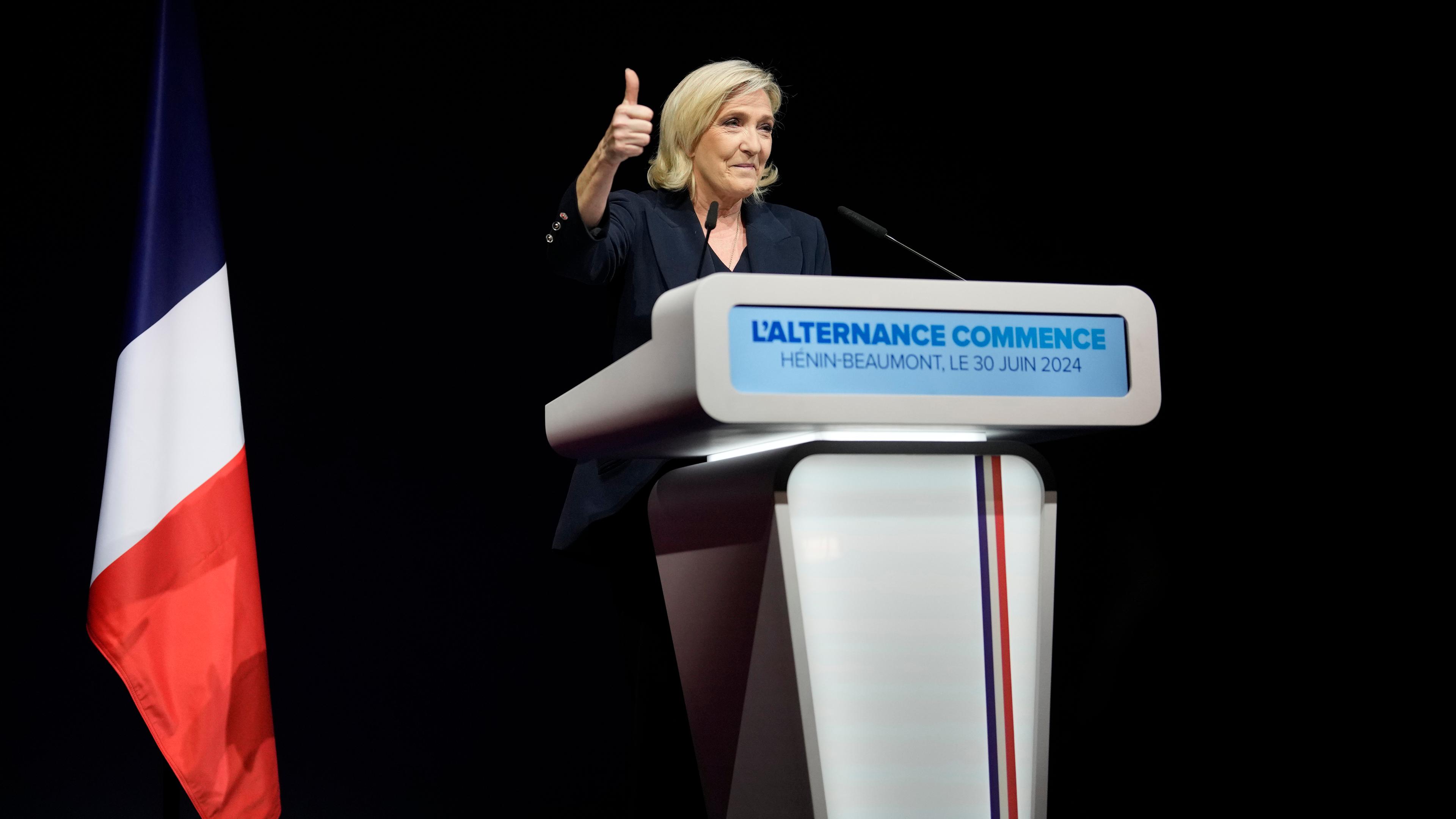 Die rechtspopulistische französische Politikerin Marine Le Pen der rechtsnationalen Rassemblement National (RN) spricht nach der Veröffentlichung von Hochrechnungen. 