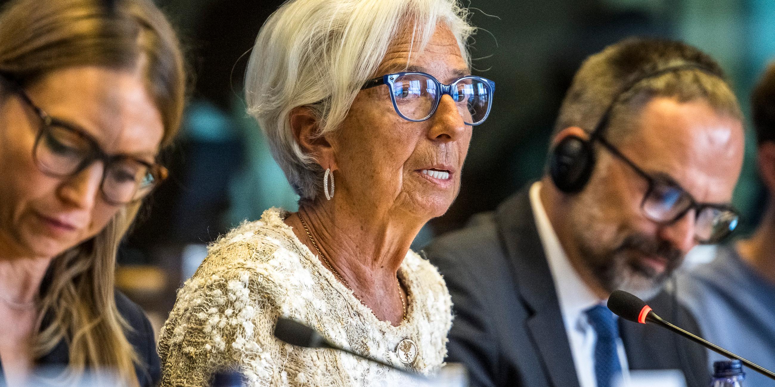 Christine Lagarde (M), Präsidentin der Europäischen Zentralbank (EZB), nimmt an einem monetären Dialog im Ausschuss für Wirtschaft und Währung (ECON) des Europäischen Parlaments teil.