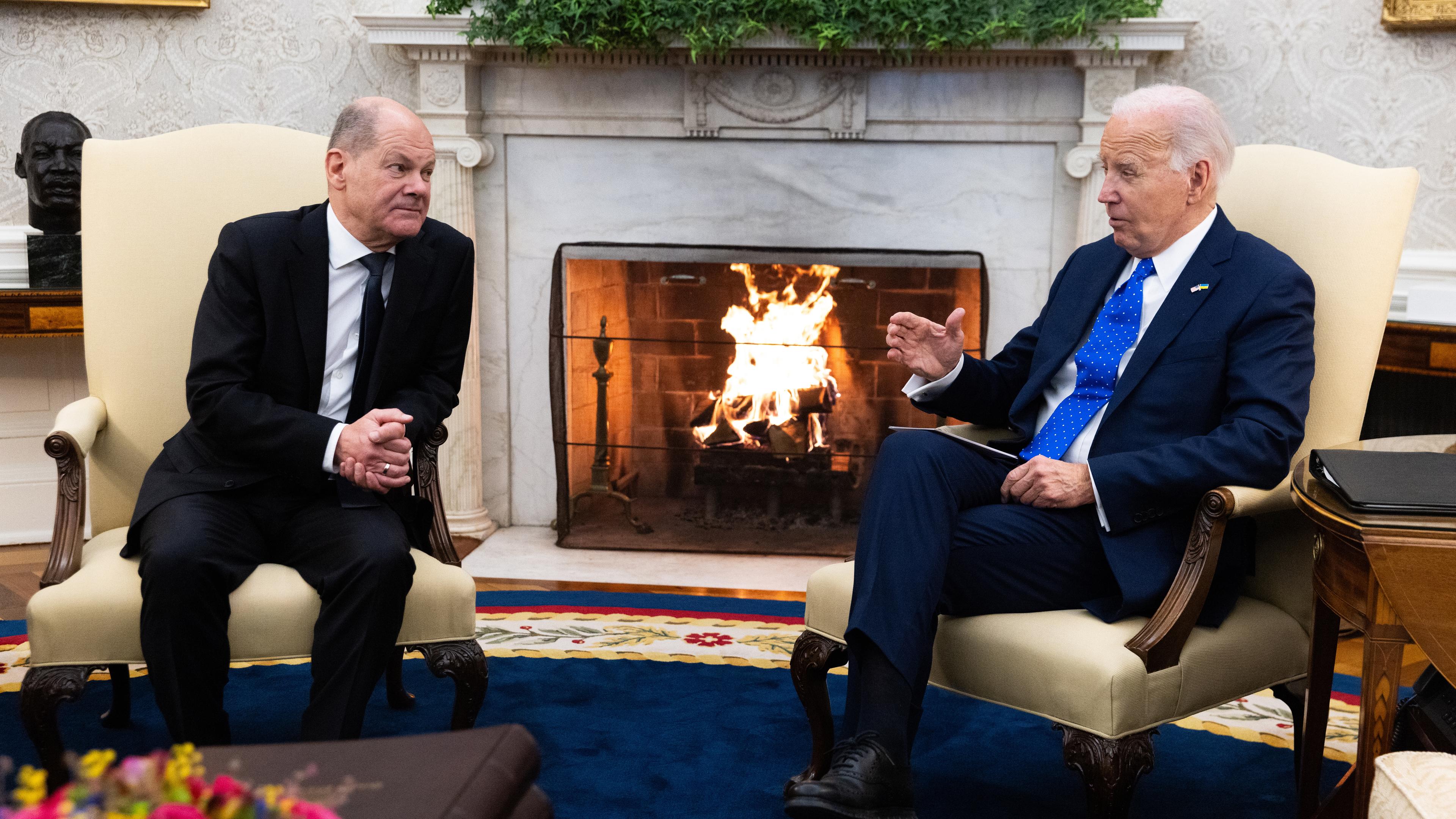 US-Präsident Joe Biden (R) trifft sich mit Bundeskanzler Olaf Slcholz (L) im Oval Office des Weißen Hauses in Washington, DC, USA, 09. Februar 2024.