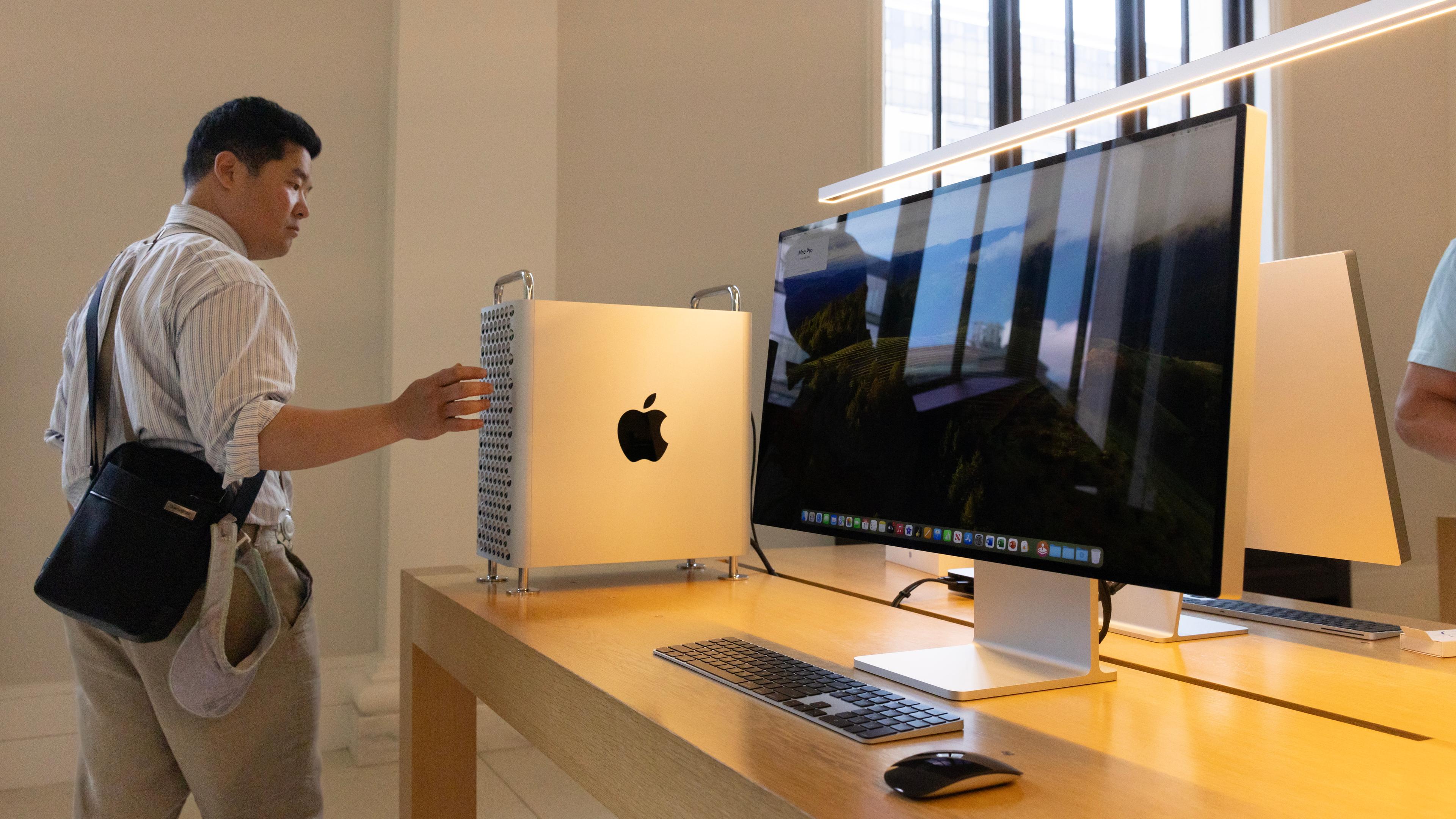 Ein Kunde schaut sich einen Computer in einem Apple Store in Washington, DC, USA, an, 11. Juni 2024. 