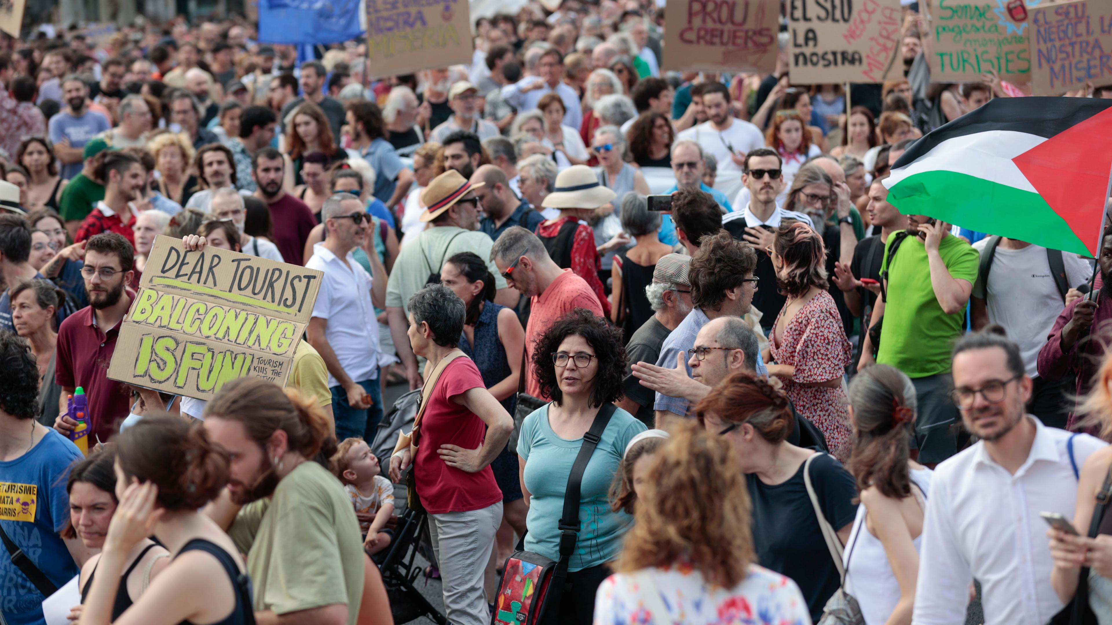  Menschen nehmen an einem Protest gegen den Tourismus unter dem Motto „Genug! Lasst uns dem Tourismus Grenzen setzen“, der von verschiedenen Gruppen der Zivilgesellschaft in Barcelona, Katalonien, Spanien, am 06. Juli 2024 organisiert wurde.