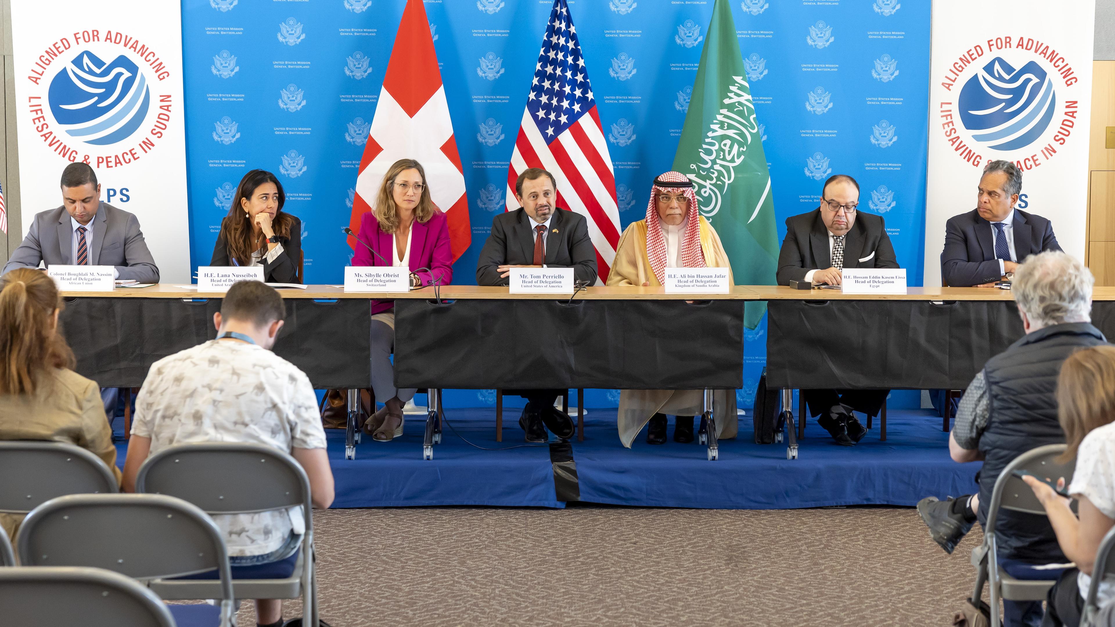 Eine Pressekonferenz nach einer Runde von Gesprächen über die Einstellung der Feindseligkeiten im Sudan in der US-Vertretung in Genf, Schweiz, 23. August 2024. 