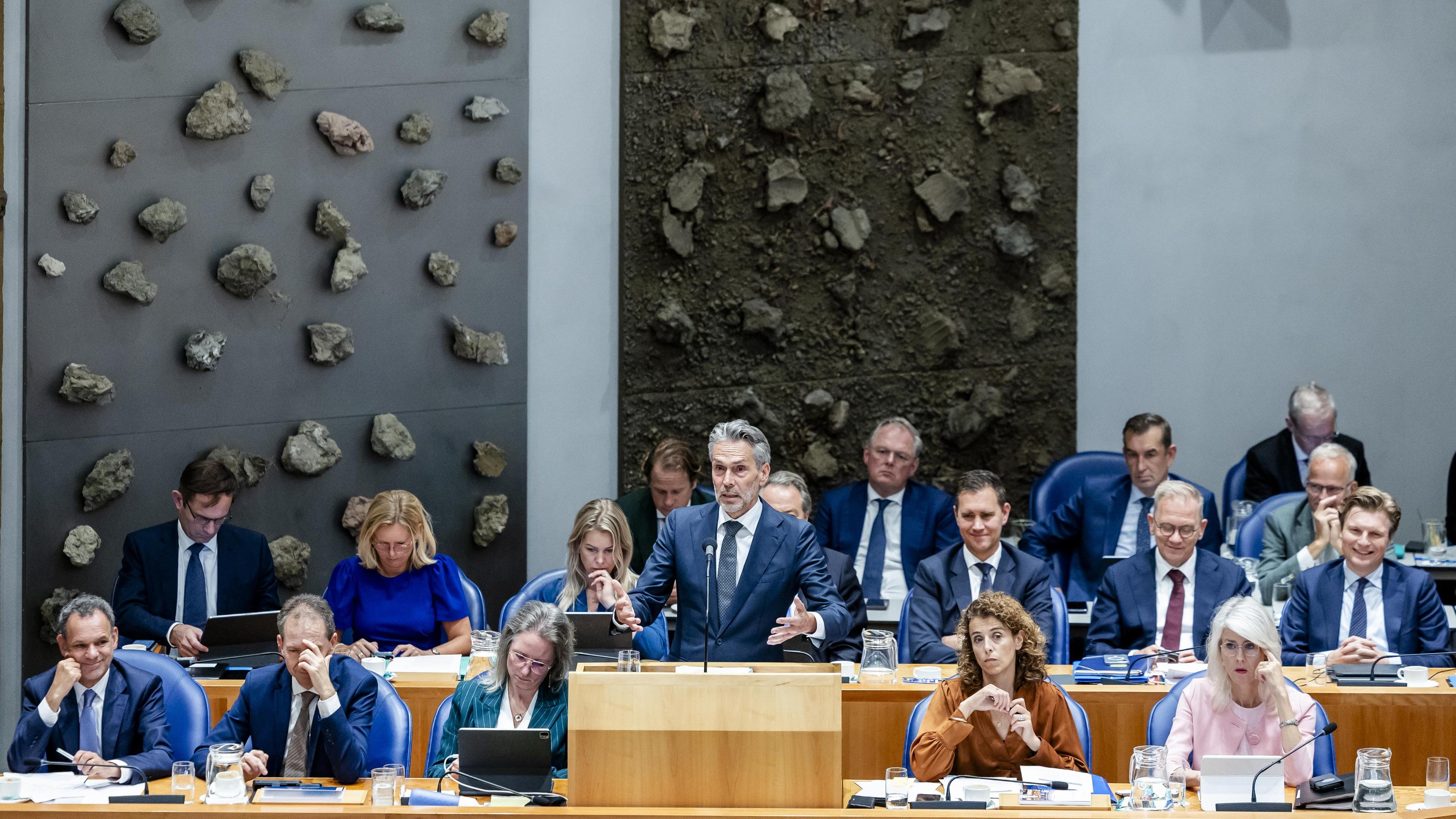 Der niederländische Premierminister Dick Schoof spricht am zweiten Tag der Haushaltsdebatte mit dem niederländischen Parlament in Den Haag, Niederlande, 19. September 2024.