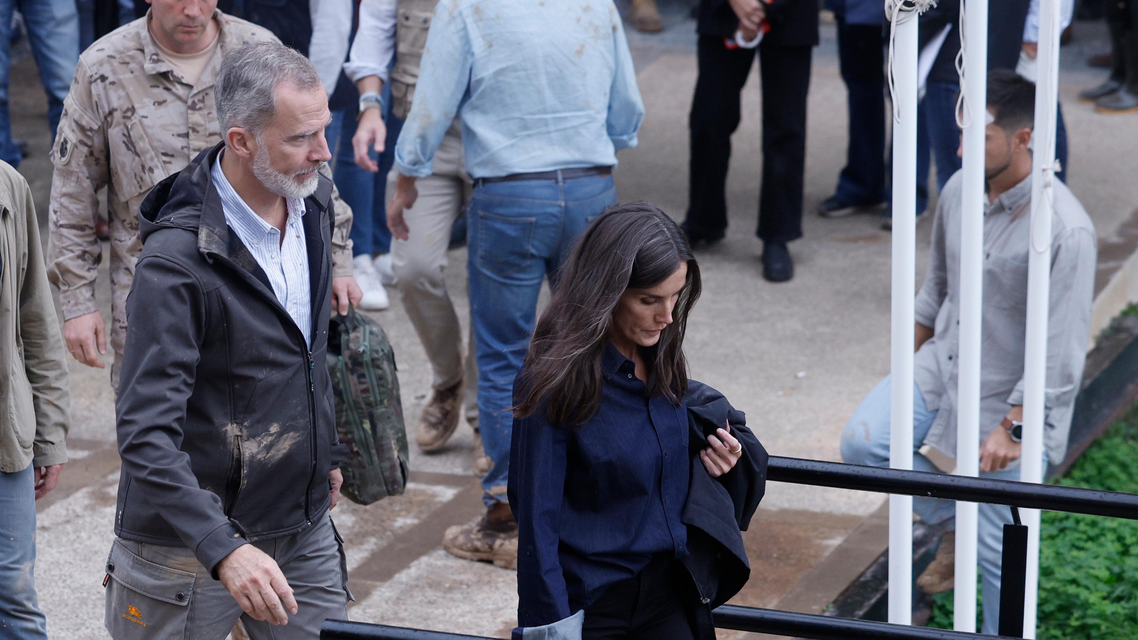  Spaniens König Felipe (L) und Königin Letizia verlassen nach dem Besuch des Notfallzentrums in l'Eliana, Valencia am 03.11.2024