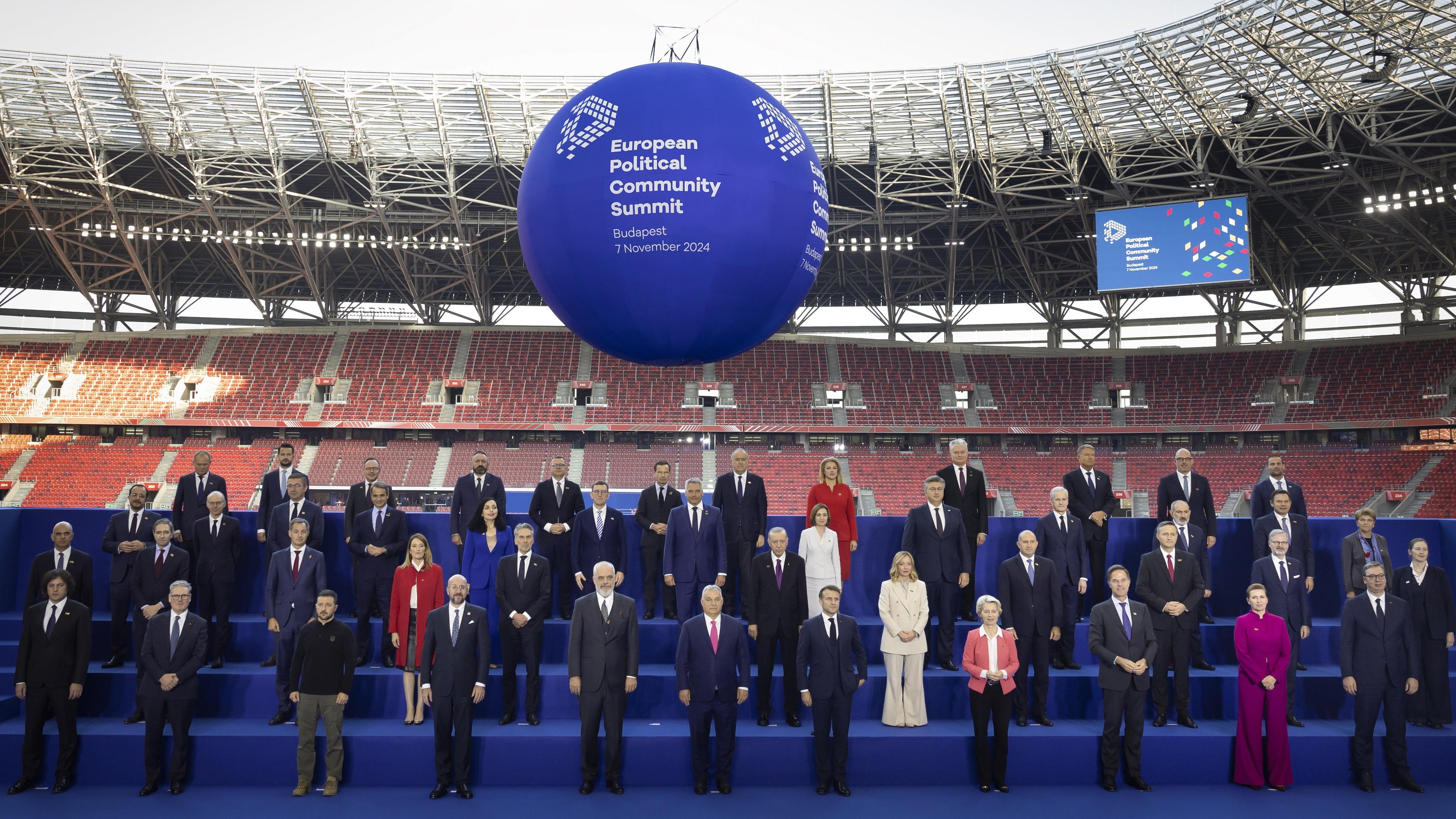 Die europäischen Staats- und Regierungschefs, darunter der ungarische Ministerpräsident Viktor Orban (C), stellen sich beim Gipfeltreffen der Europäischen Politischen Gemeinschaft (EPG) in der Puskas-Arena in Budapest, Ungarn, am 07. November 2024 für ein Gruppenfoto auf.