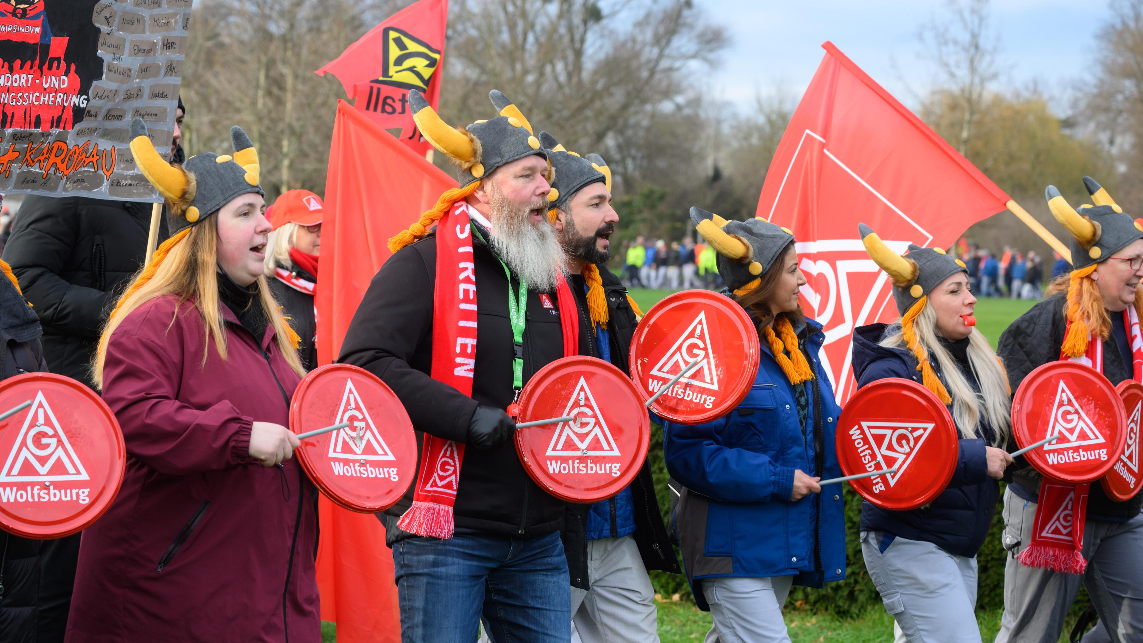 Protestierende Angestellte von VW beim Streik.