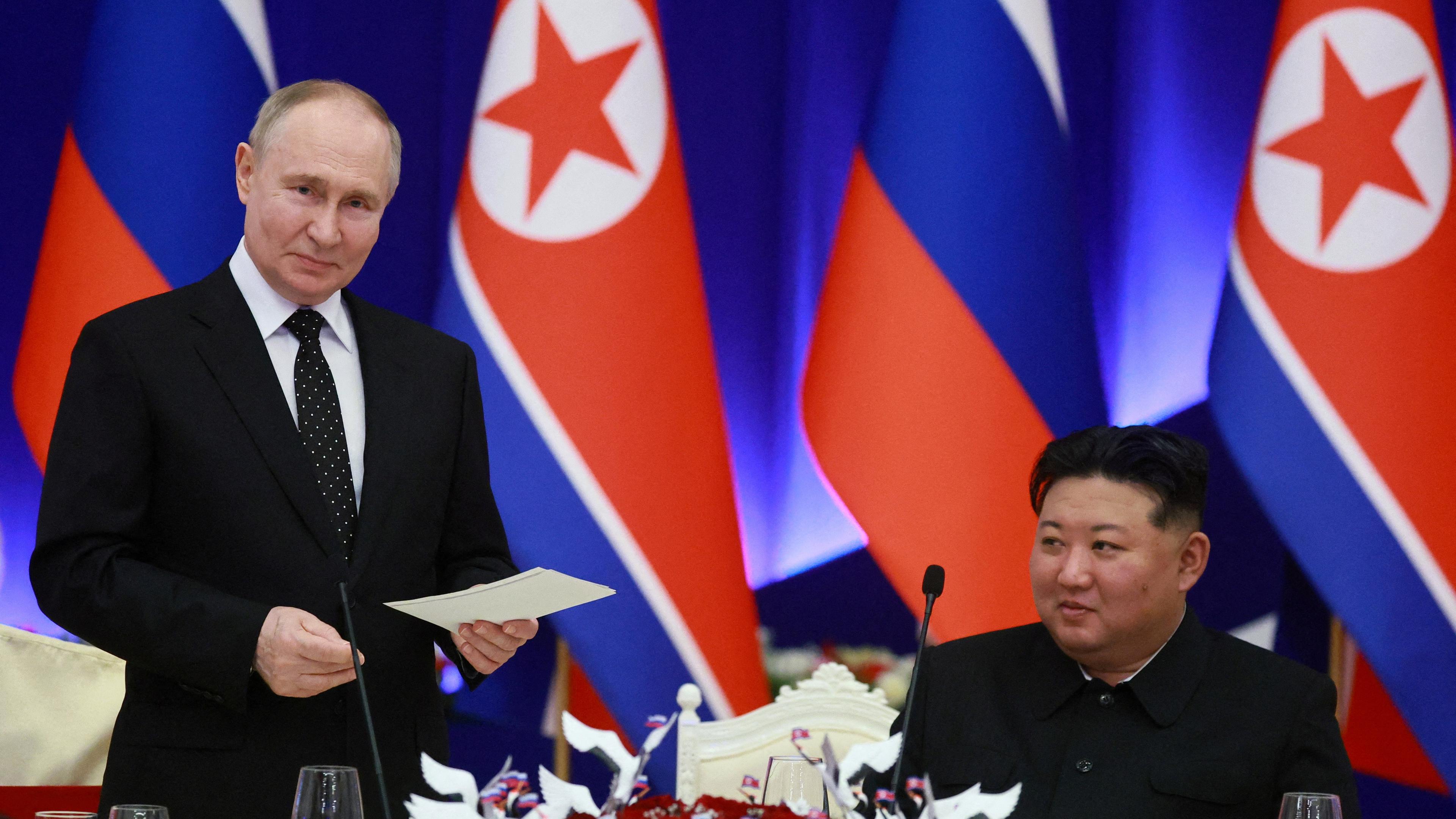  Russia's President Vladimir Putin and North Korea's leader Kim Jong Un attend a state reception in Pyongyang