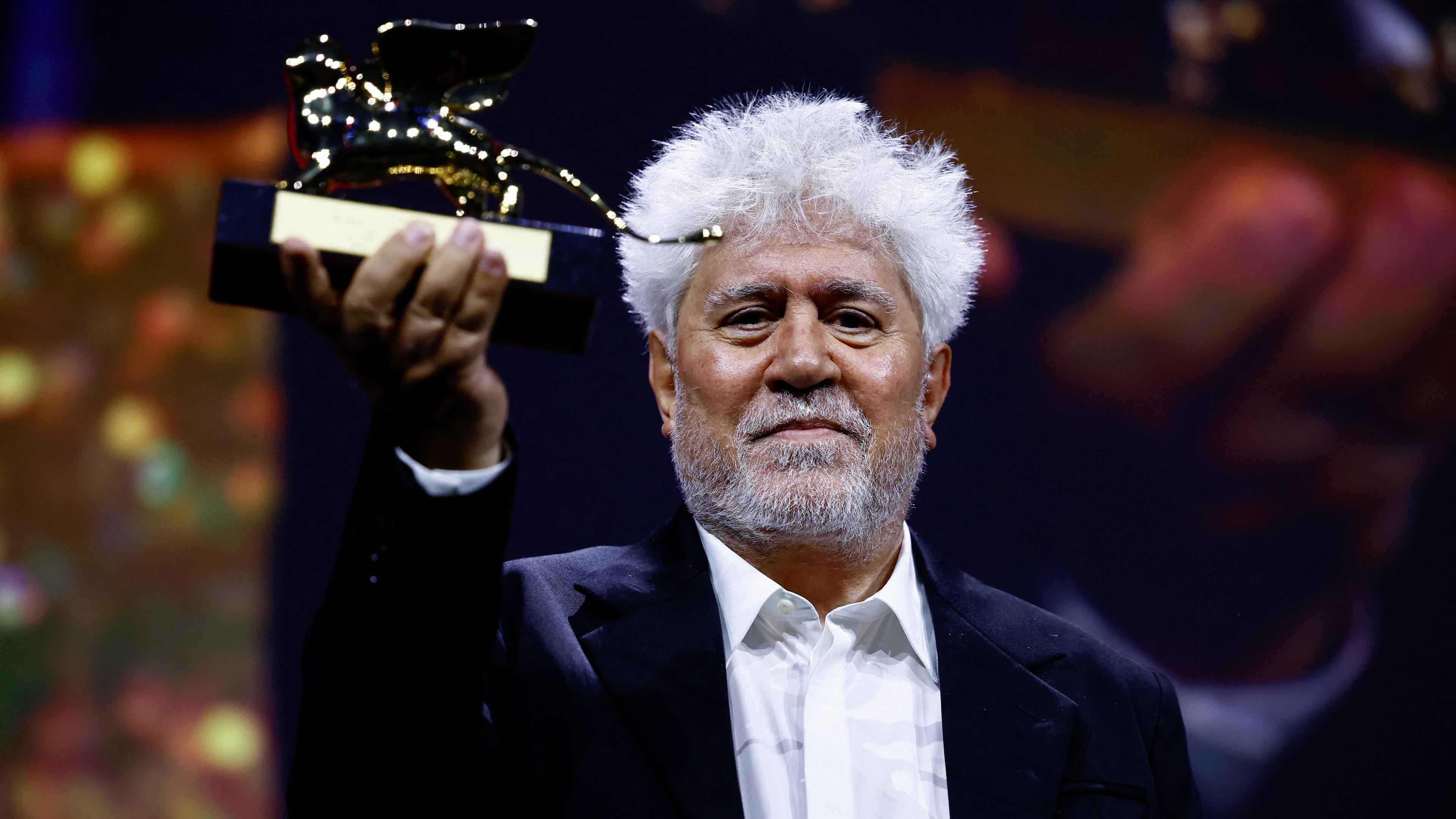 Director Pedro Almodovar erhält den Preis für den besten Film "The Room Next Door"