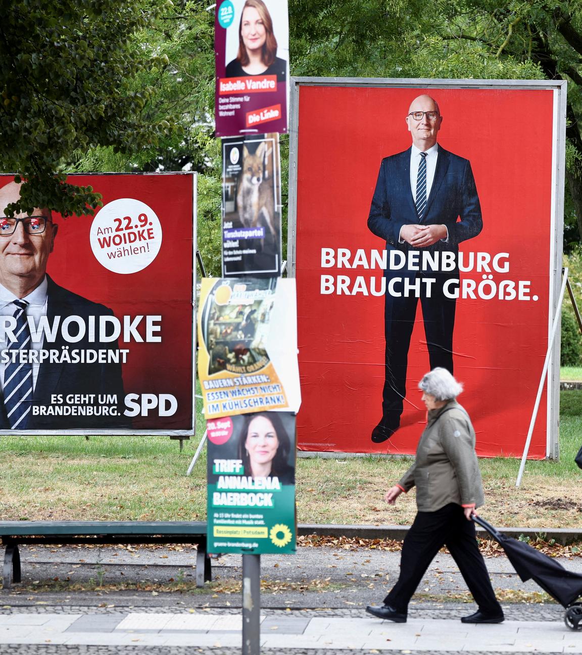 Wahlkampfplakate, auf denen der brandenburgische Ministerpräsident und Spitzenkandidat der Sozialdemokratischen Partei Deutschlands (SPD) Dietmar Woidke abgebildet ist, werden vor der bevorstehenden Brandenburg-Wahl in Potsdam, Deutschland, am 16. September 2024 gezeigt.