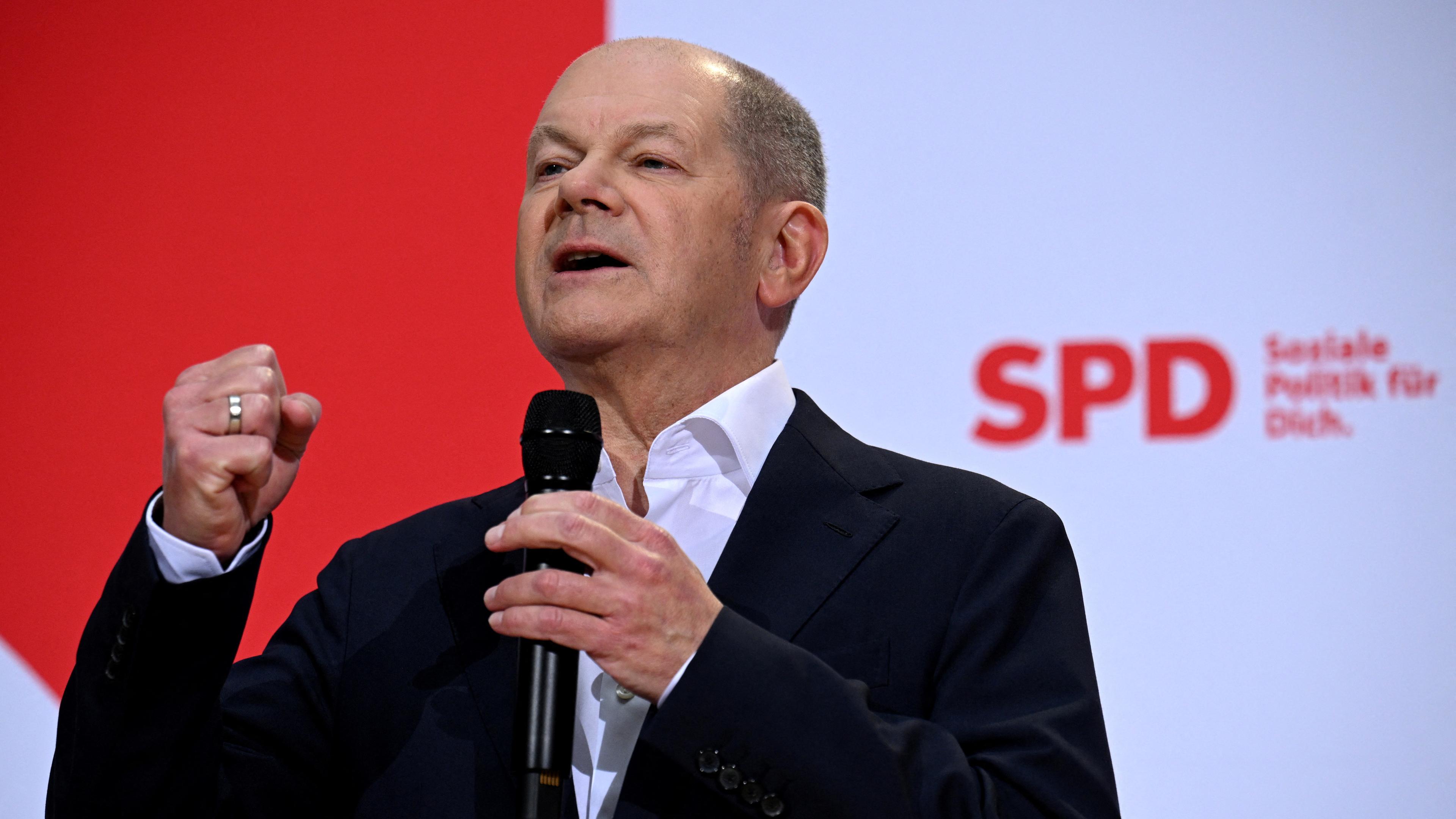 Der deutsche Bundeskanzler Olaf Scholz nimmt in Berlin am 25.11.2024 an einer Pressekonferenz teil, auf der er als offiziell nominierter Kandidat für die bevorstehende Bundestagswahl bekannt gegeben wird 