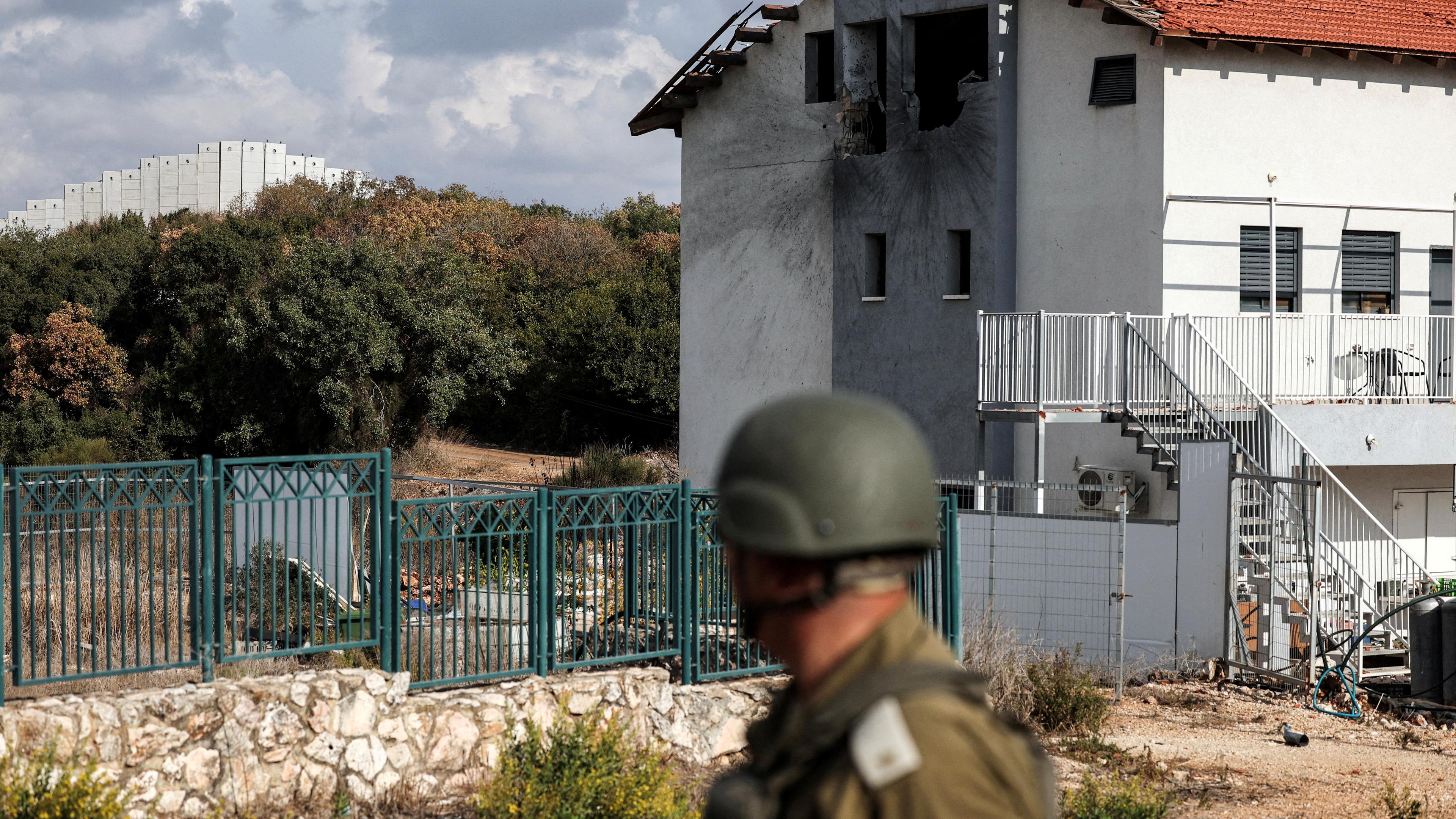 Ein israelischer Soldat sieht sich ein beschädigtes Haus in Shtula an, einer Gemeinde, die durch den Beschuss Israels mit Geschossen aus dem Libanon in Mitleidenschaft gezogen wurde, 03.11.2024