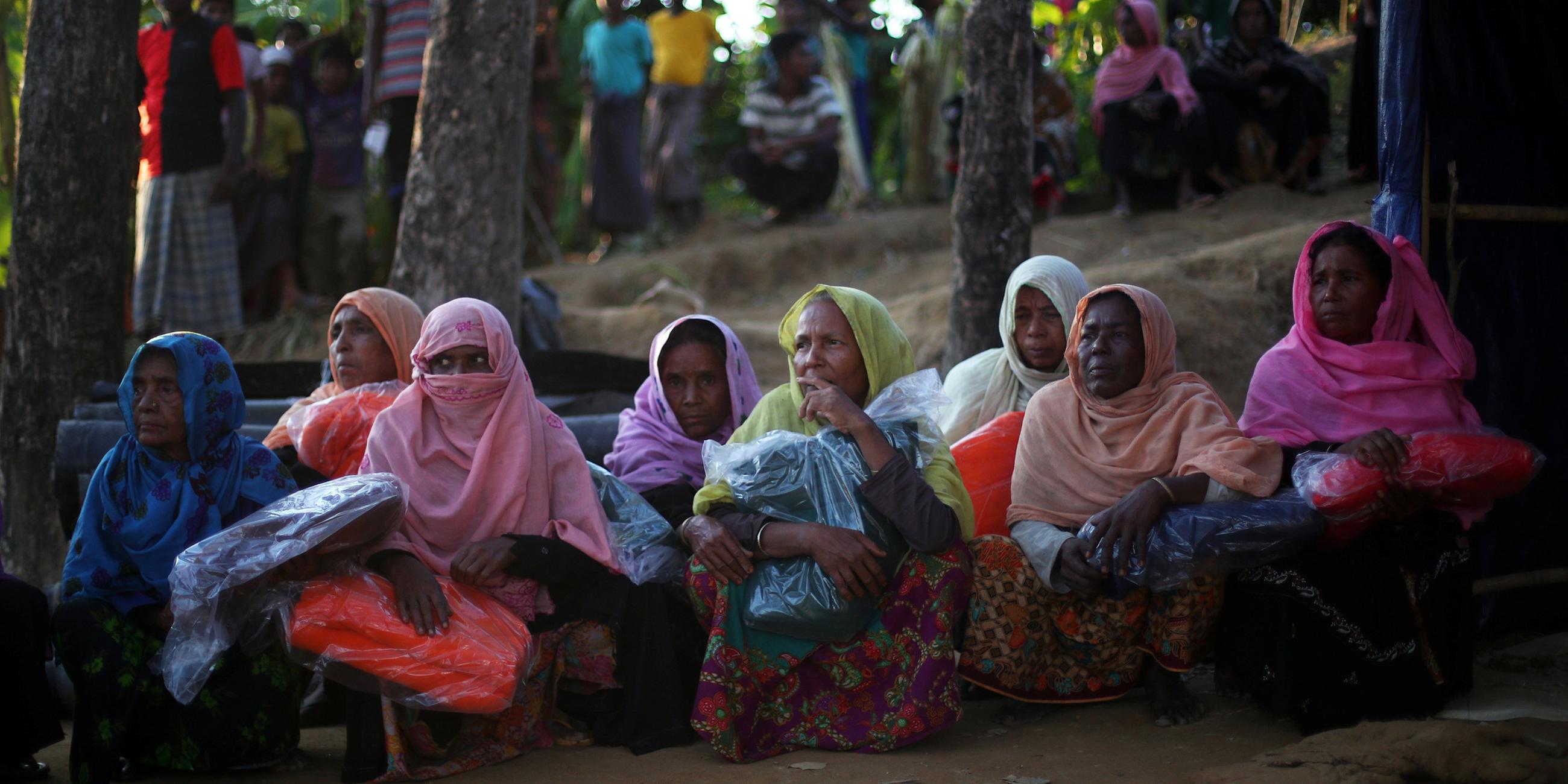 Auf dem Bild sieht man geflüchtete Rohingya-Frauen, die sich im Flüchtlingscamp in Bangladesch befinden.