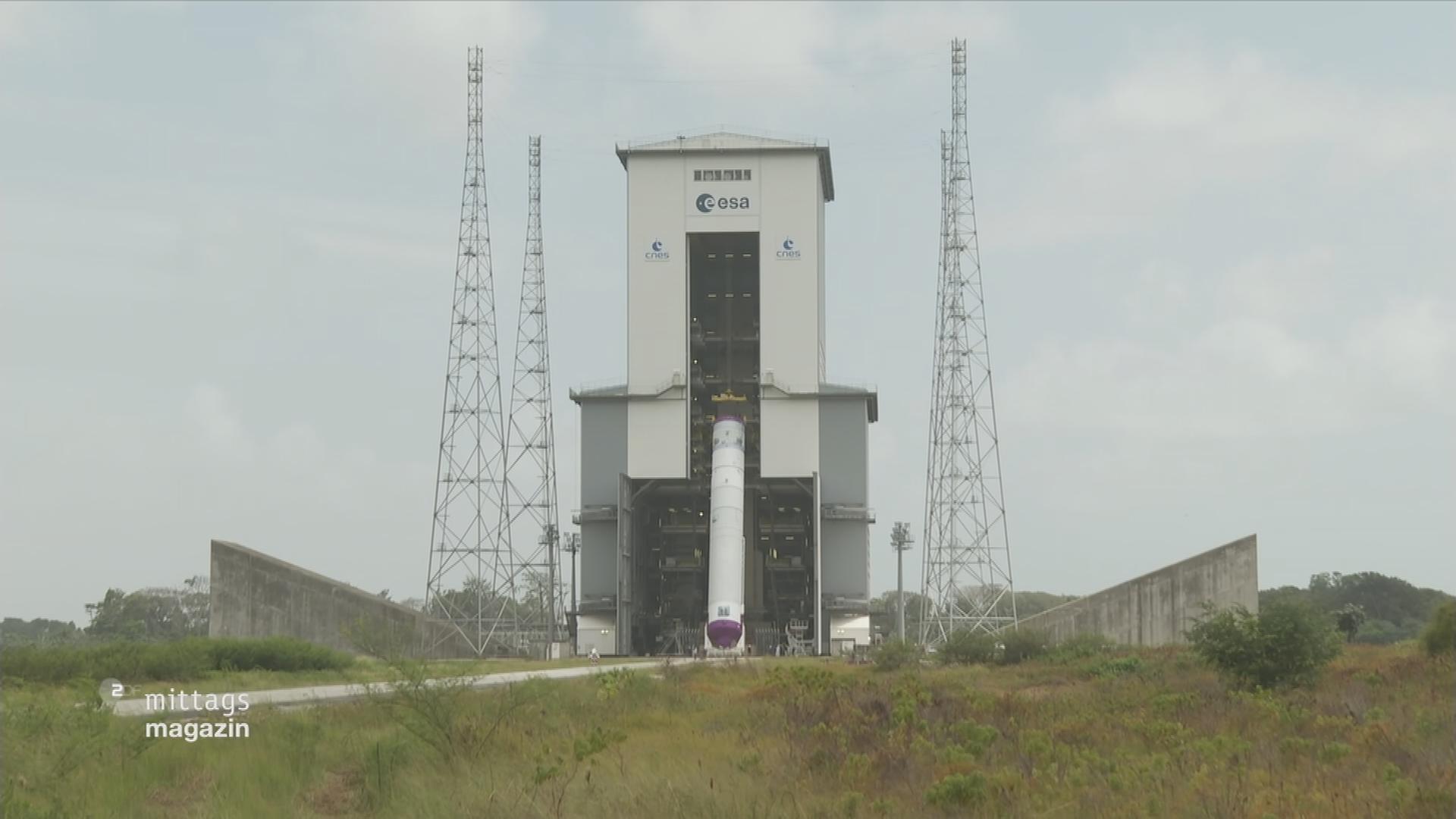 Startrampe der Ariane 6 auf dem ESA-Weltraumbahnhof in Kourou in Französisch-Guayana mit aufgestelltem Raketenkörper