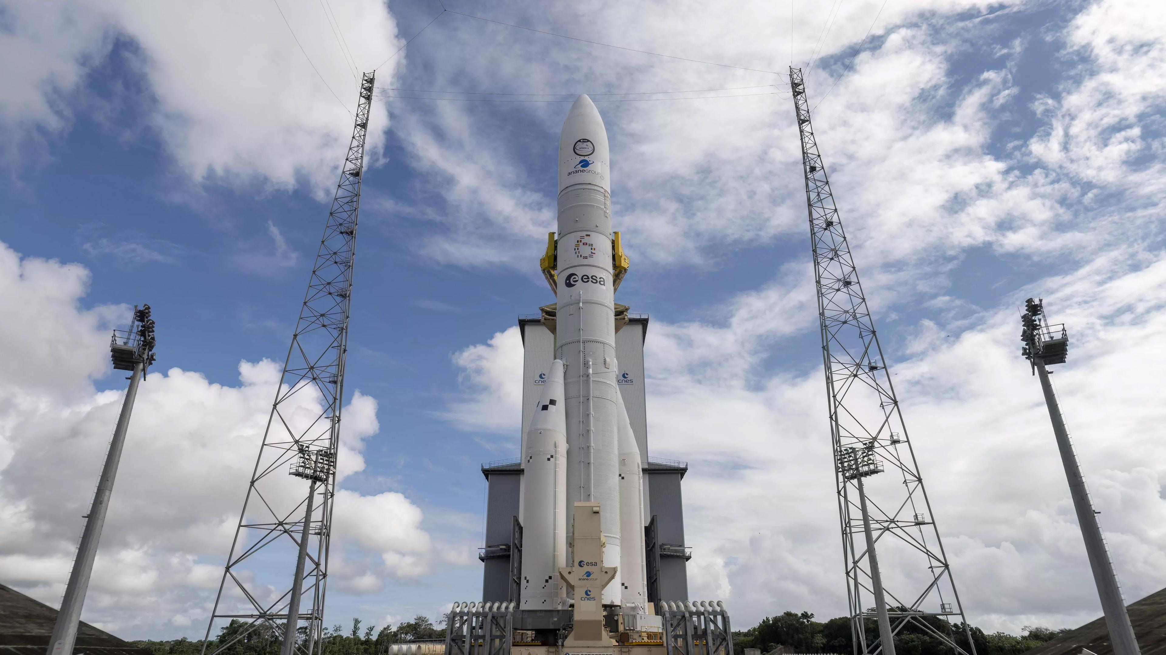 Frankreich, Raumfahrtzentrum Guayana bei Kourou: Ein Blick auf die europäische Trägerrakete Ariane 6 auf der Startrampe des europäischen Weltraumbahnhofs 