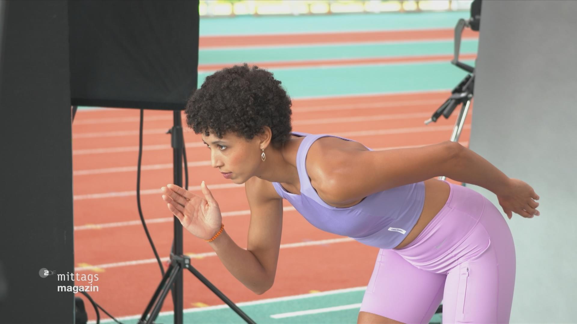 Spitzensportlerin Malaika Mihambo konzentriert sich vor dem Start eines Sprints 