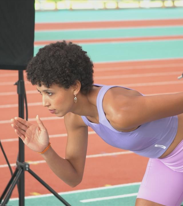 Spitzensportlerin Malaika Mihambo konzentriert sich vor dem Start eines Sprints 