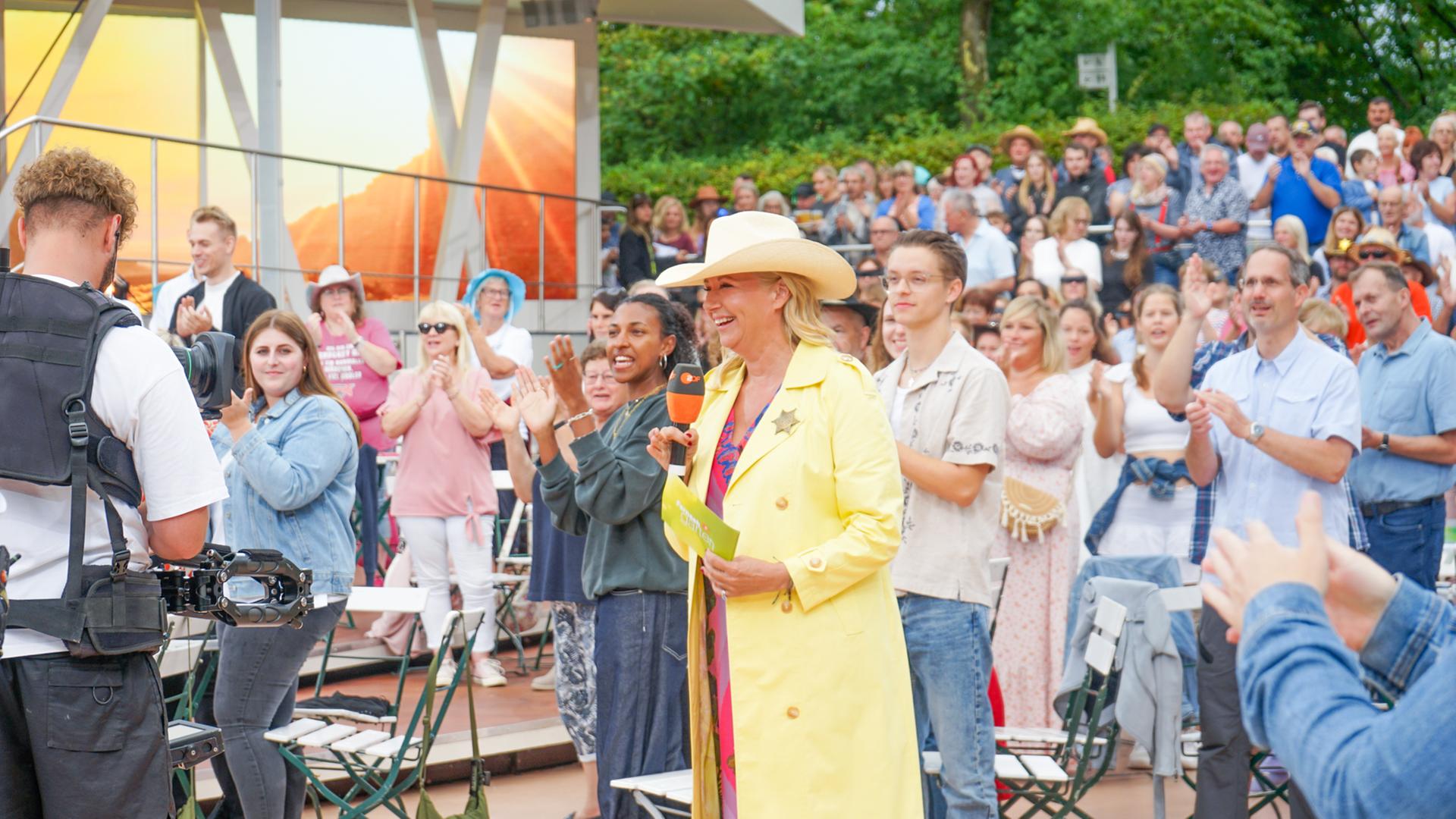 Andrea Kiewel im WIld Wild West Fernsehgarten