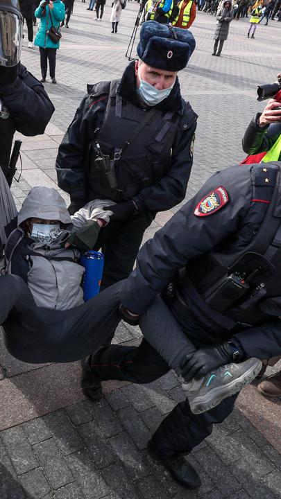 Verhaftung eines Demonstranten in Moskau