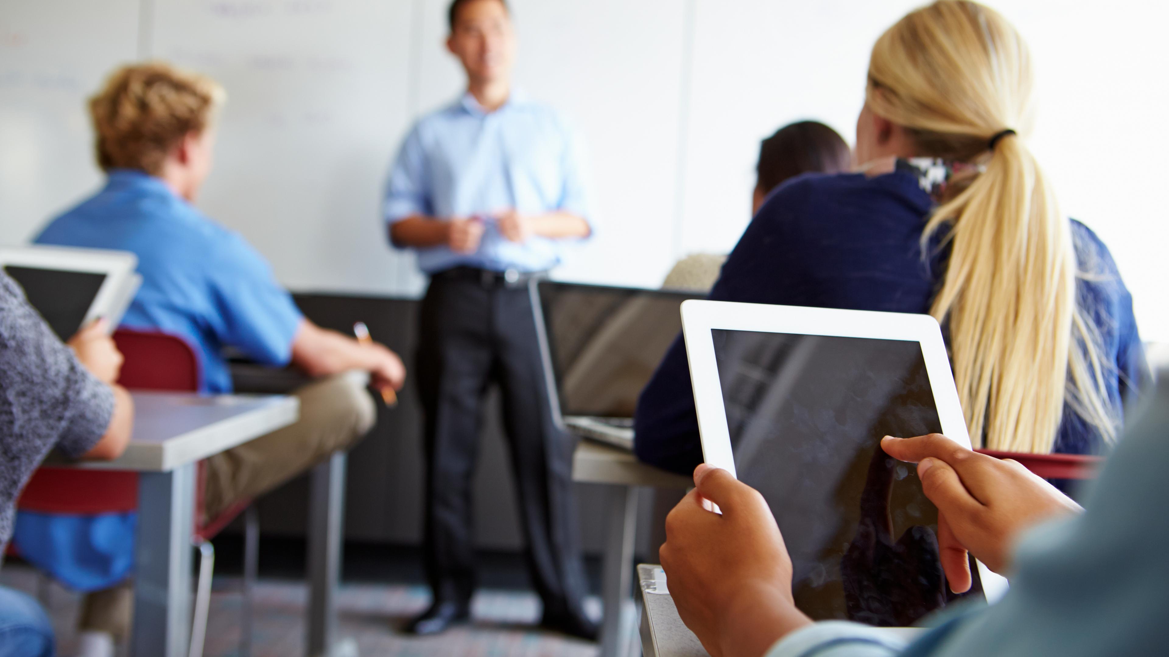 Schüler arbeiten mit Laptops