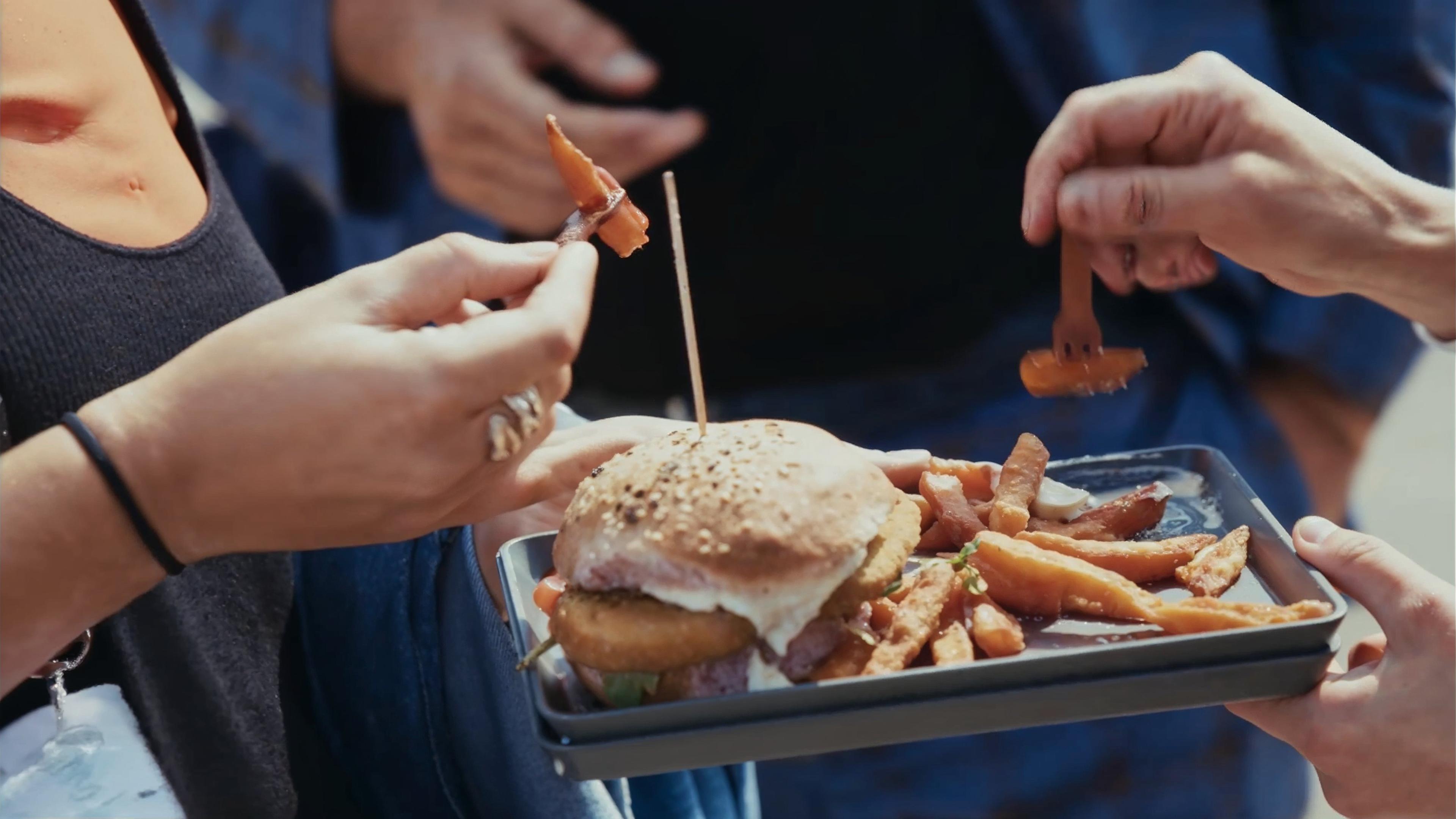 Vegetarischer Burger und Pommes