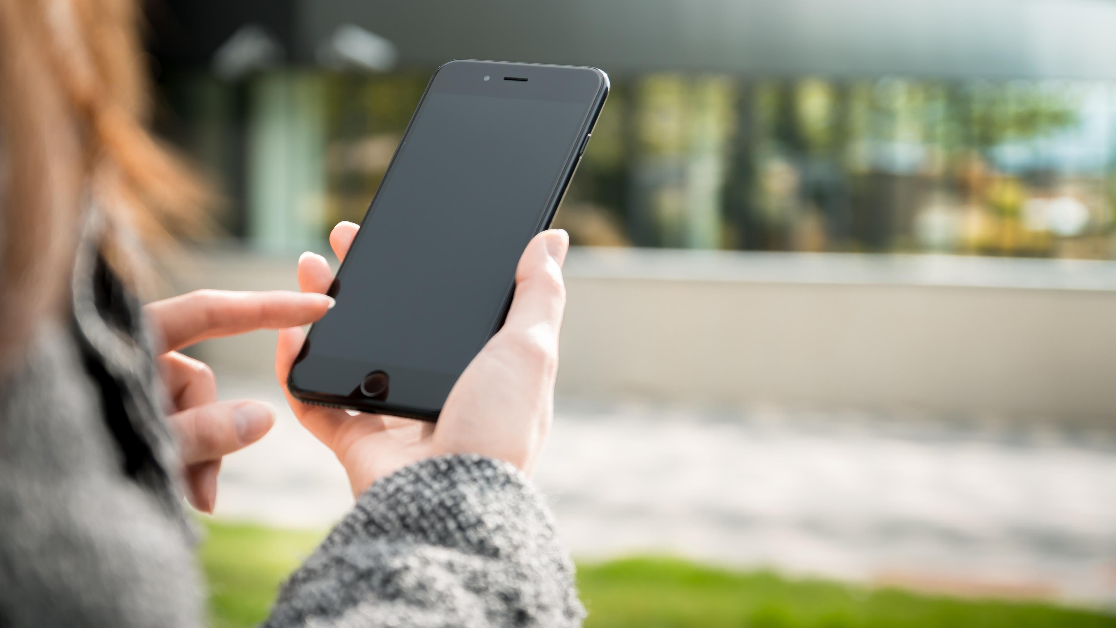 Mädchen mit Smartphone in der Hand