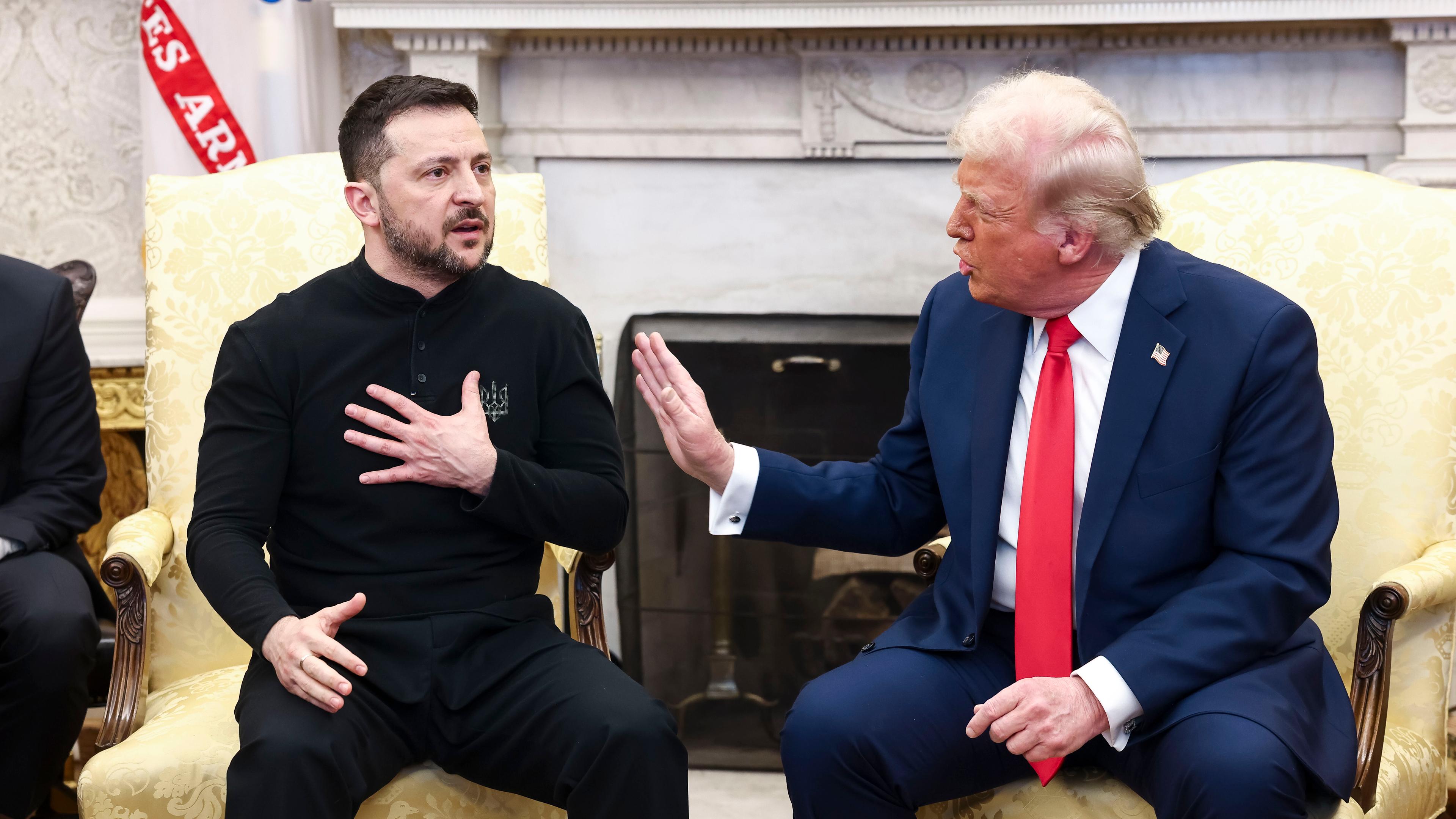 Der ukrainische Präsident Volodymyr Zelensky (L) spricht mit US-Präsident Donald Trump (R) im Oval Office des Weißen Hauses in Washington, DC, USA, 28. Februar 2025.