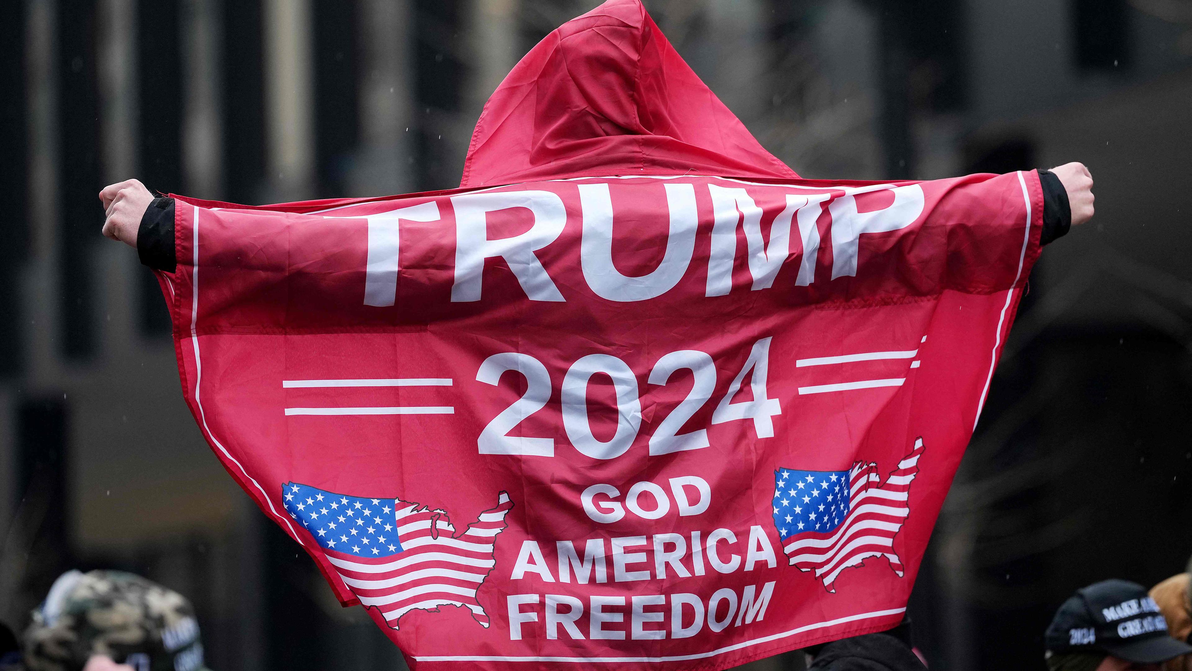 Ein Unterstützer trägt Trump-Kleidung vor der Capital One Arena vor der Siegeskundgebung von Donald Trump am 19. Januar 2025 in Washington