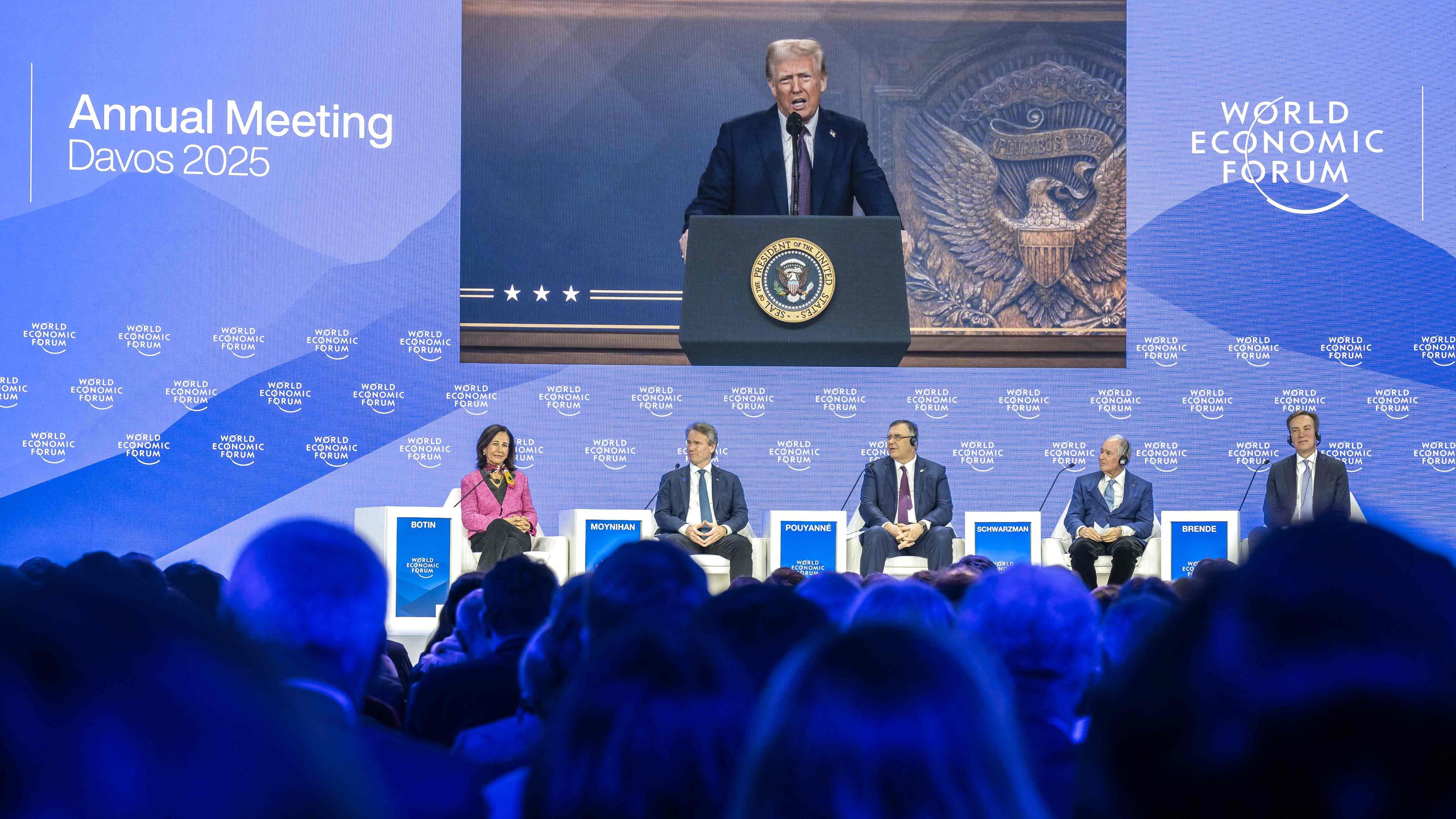 23.01.2025, Davos: US-Präsident Donald Trump ist auf einer Großen Leinwand online zugeschaltet während des Weltwritschaftsforum