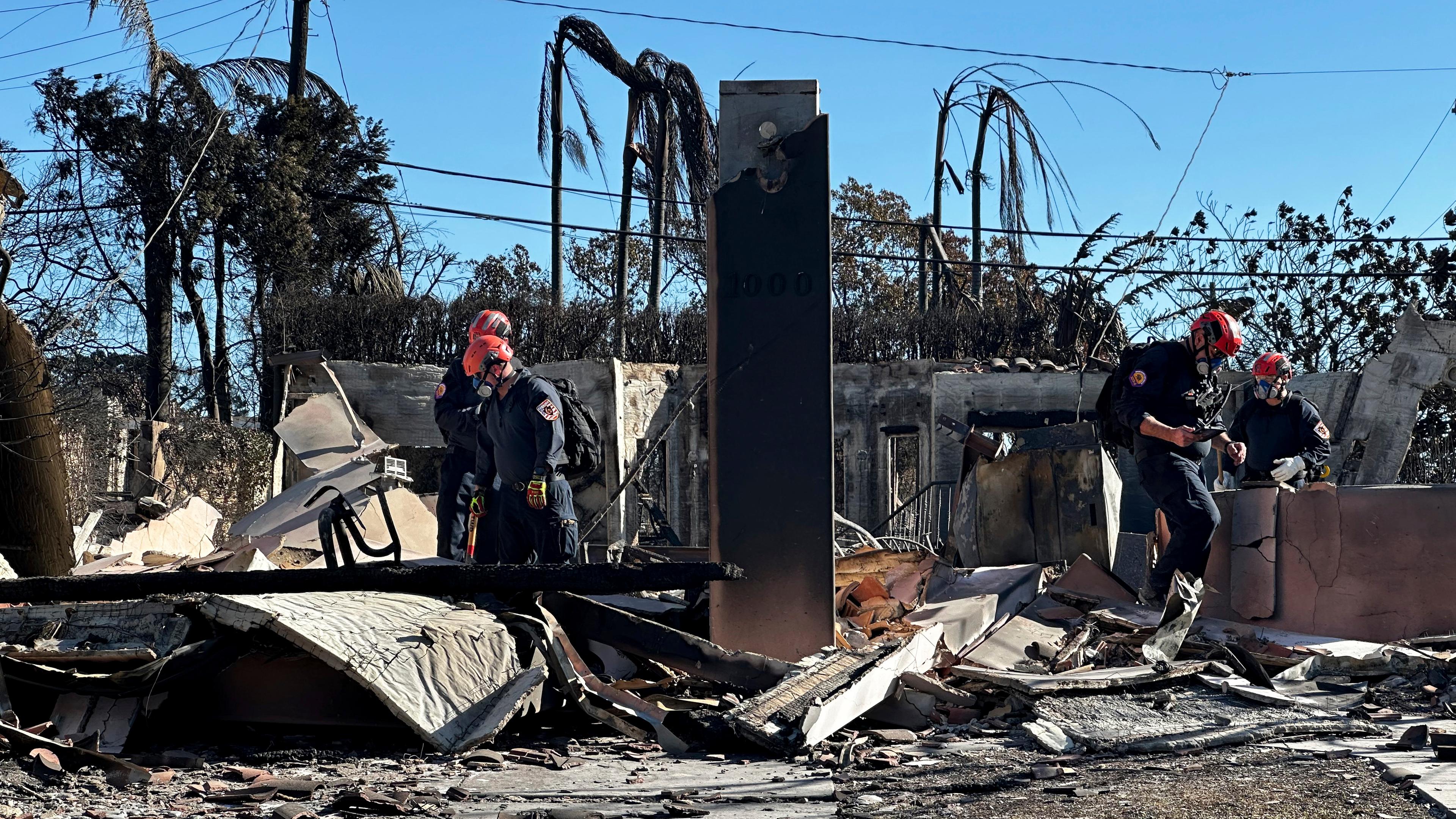 Los Angeles, Jan. 15, 2025: Feuerwehrleute arbeiten in einem durch das Palisades-Feuer zerstörten Gebiet im Stadtteil Pacific Palisades in Los Angeles