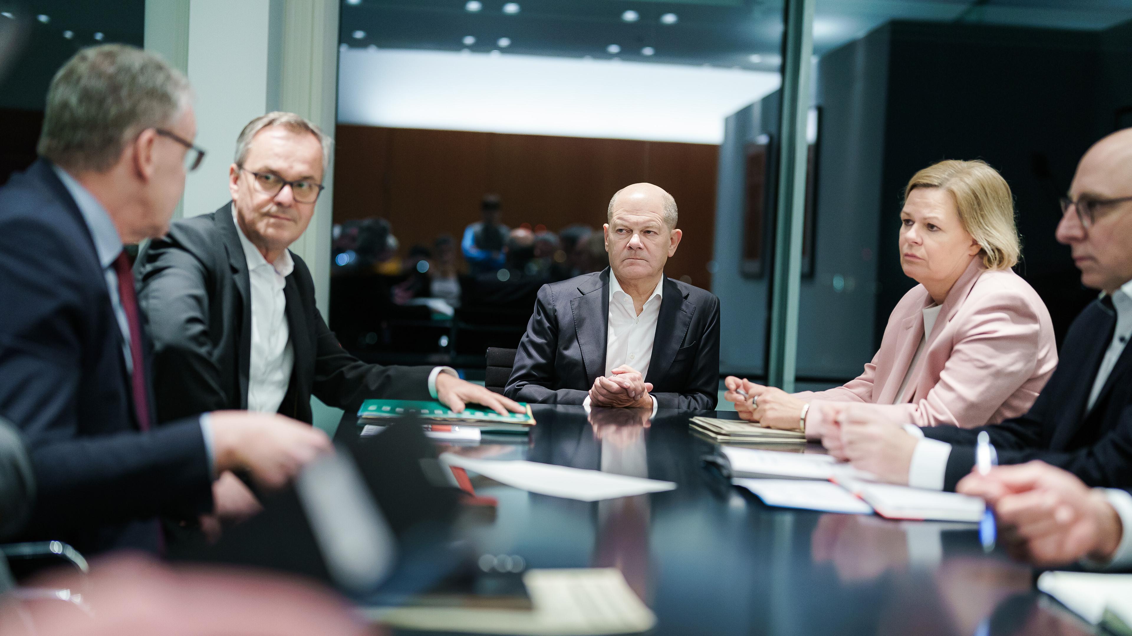 22.01.2025: Bundeskanzler Olaf Scholz bespricht sich nach dem Messerangriff von Aschaffenburg mit Bundesinnenministerin Nancy Faeser und Vertretern der Sicherheitsbehoerden.