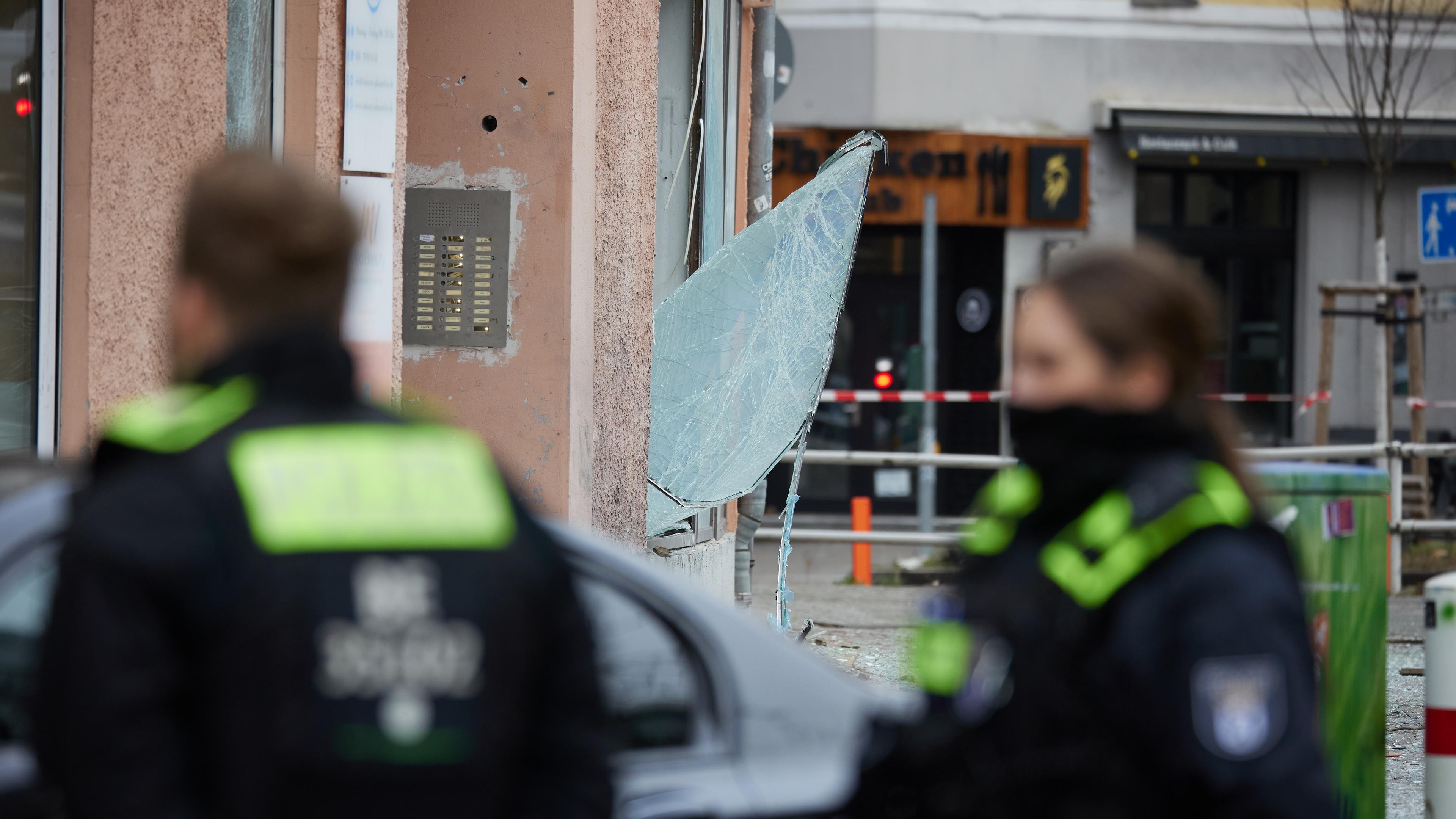  Durch die Explosion einer mutmaßlichen Kugelbombe sind zahlreiche Fensterscheiben in der Vorbergstraße im Stadtteil Schöneberg zu Bruch gegangen, Berlin am 01.01.2025