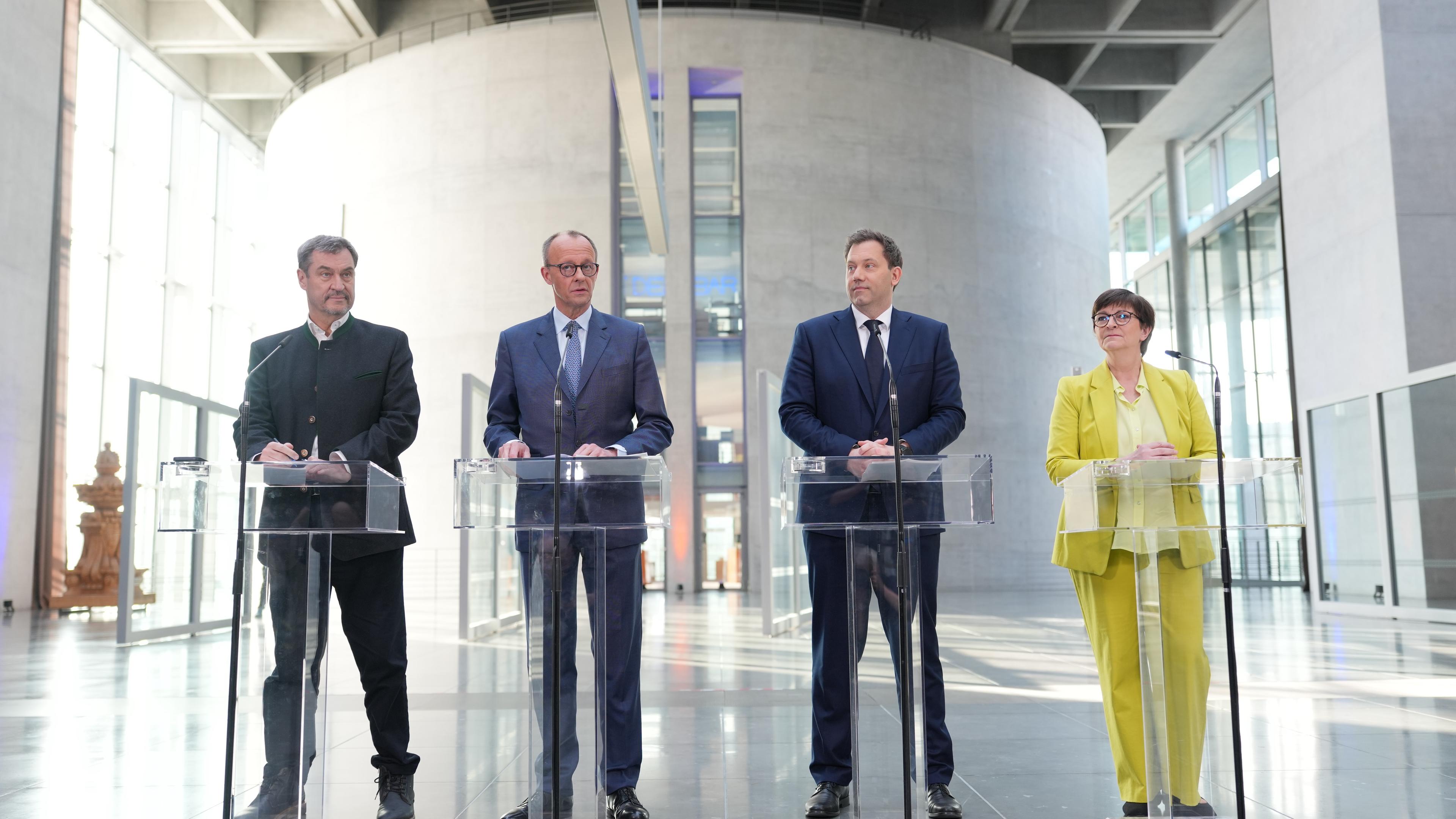 Markus Söder, (CSU), Ministerpräsident von Bayern und CSU Vorsitzender, Friedrich Merz, Unions-Kanzlerkandidat und CDU Bundesvorsitzender, Lars Klingbeil, SPD-Bundesvorsitzender, und SPD Fraktionsvorsitzender sowie Saskia Esken, SPD-Bundesvorsitzende, nehmen an einer Pressekonferenz nach den Sondierungsgesprächen von Union und SPD im Bundestag teil.